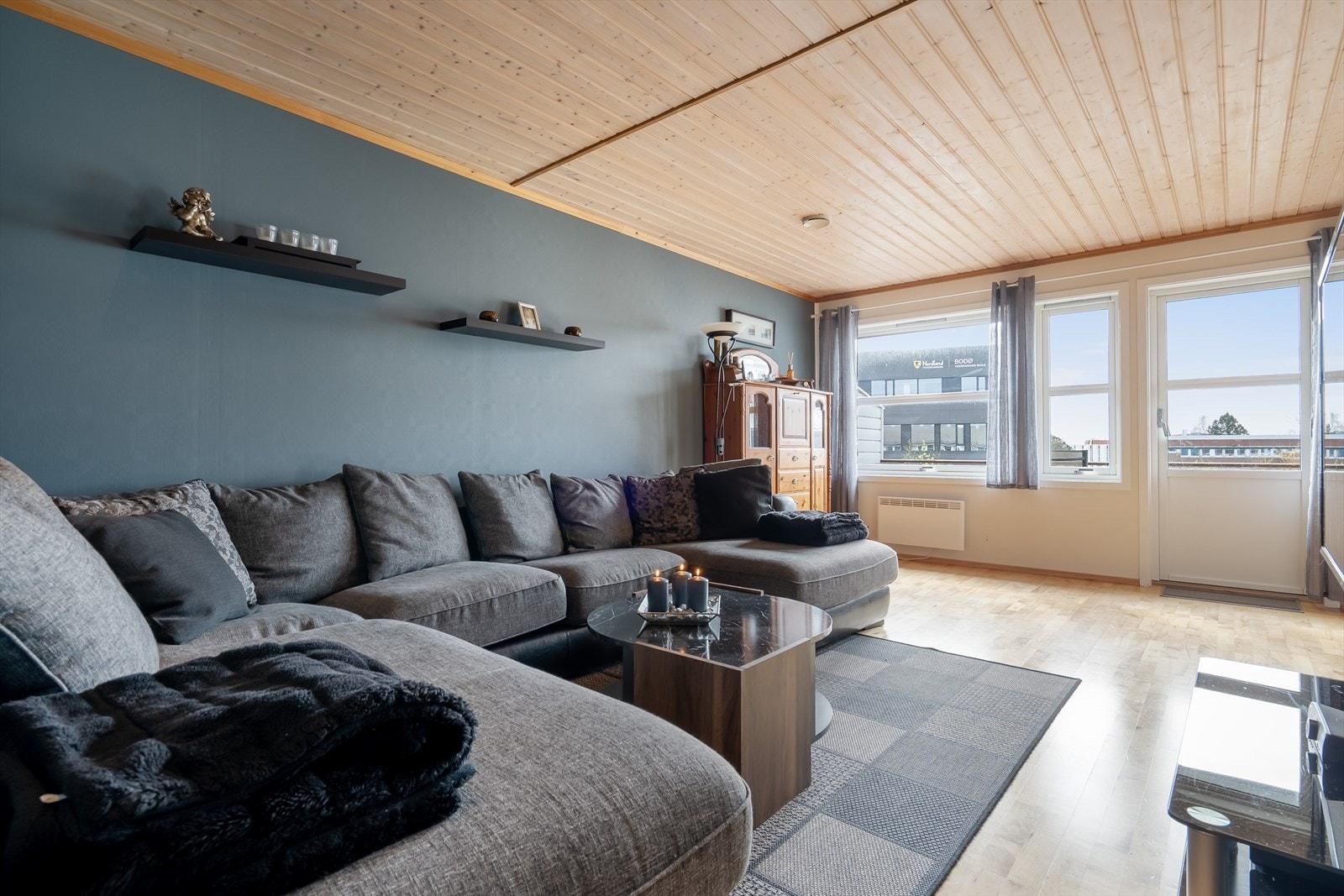 Romslig stue med mye naturlig lys. Galleribilde