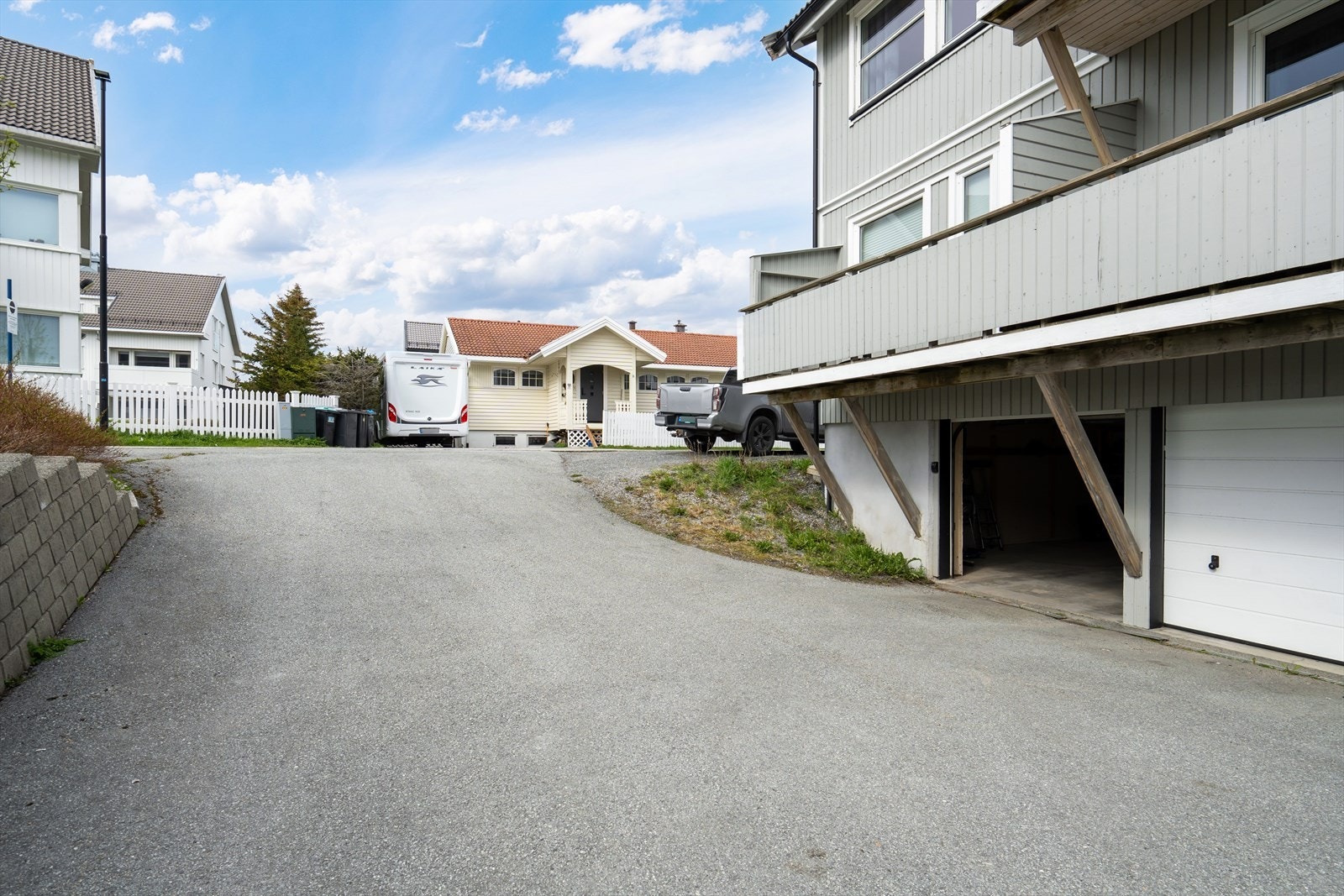 Stor garasje med bod, strøm lagt inn. Galleribilde
