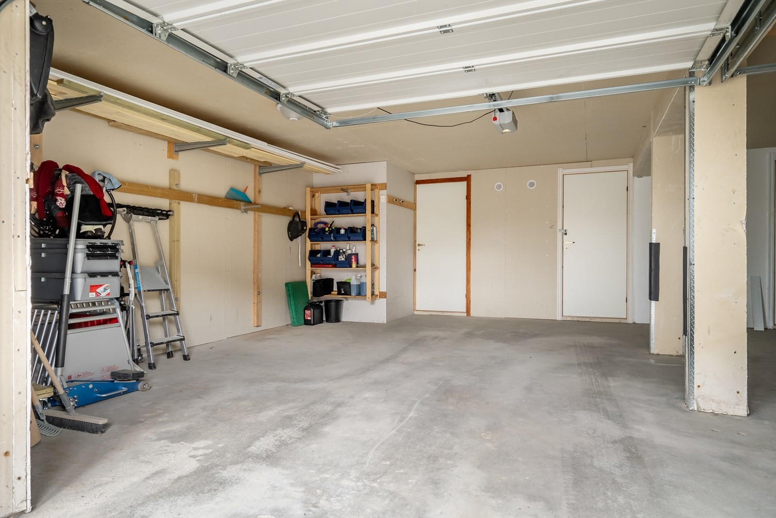 Garasje med praktisk bod i bakkant, relativ stor biloppstillingsplass. Galleribilde