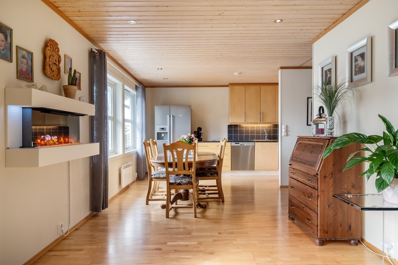 Spisestue mot kjøkken. Galleribilde