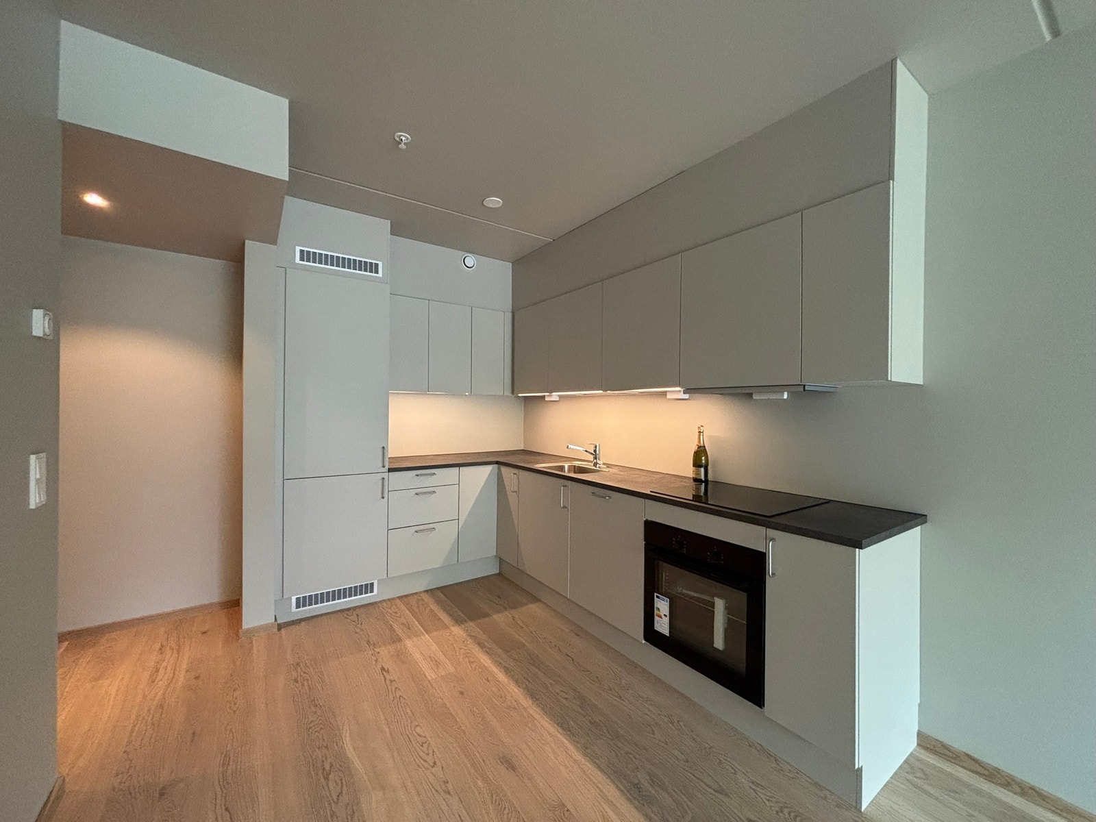 Helt ny og moderne 2-roms med svært sentral beliggenhet. Fra Rosendal er det gang- og sykkelavstand til det meste, bl.a. Solsiden, Midtbyen, Sirkus Shoppingsenter og et bredt utvalg av treningssentre. Galleribilde