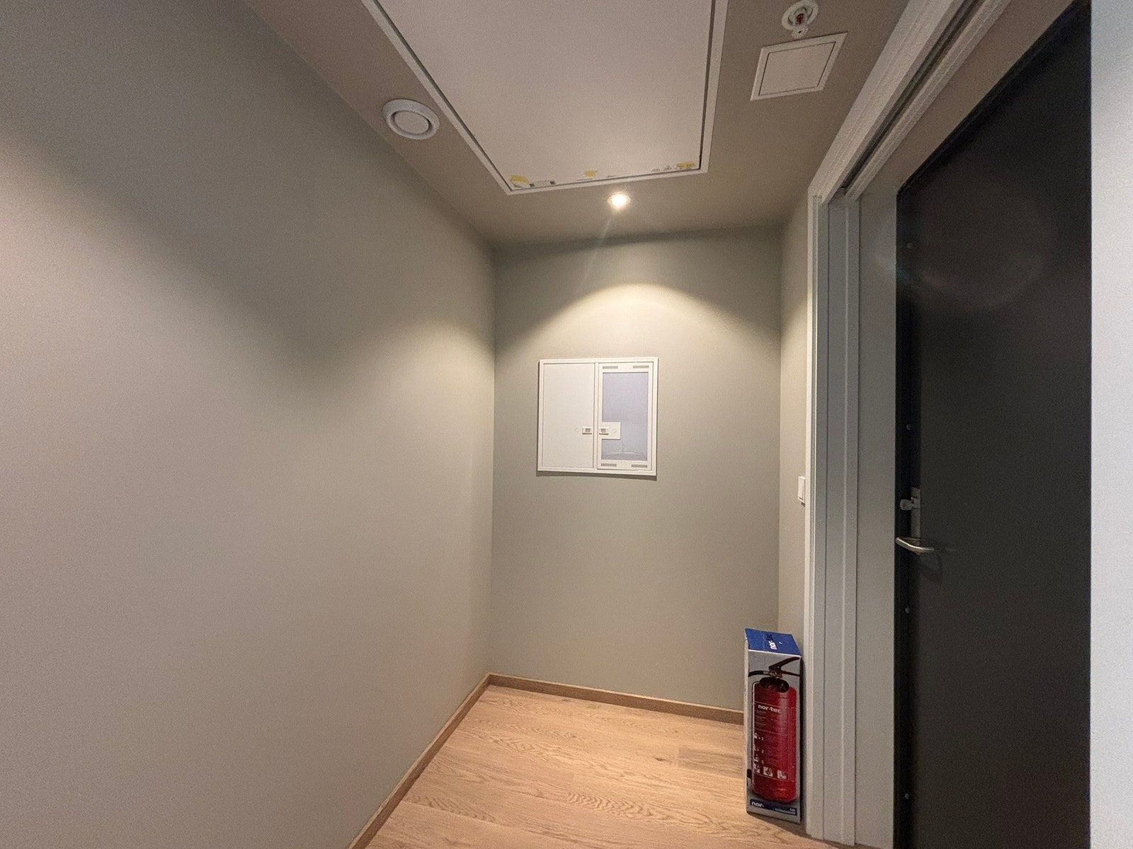 Entré. Boligen disponerer også egen bod i kjelleretasjen. Galleribilde