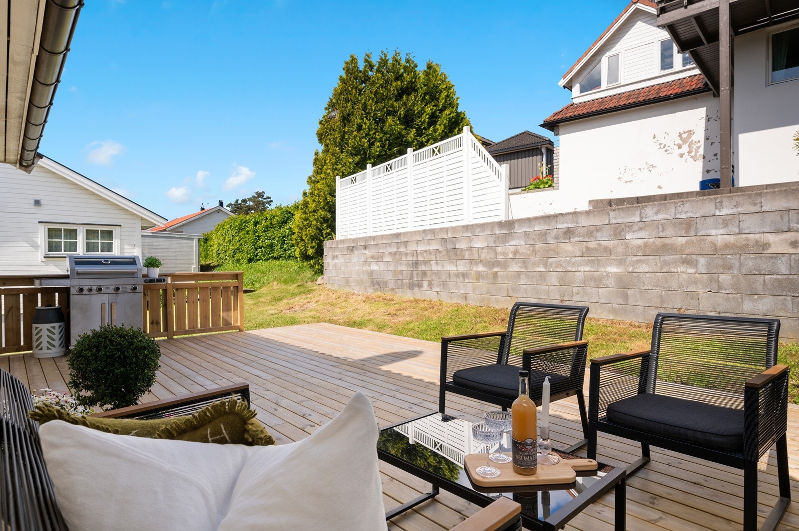 Terrassen på bakkeplan - Lag deg en fin og koselig uteplass med møbler, planter og grill og nyt sommeren utendørs! Galleribilde