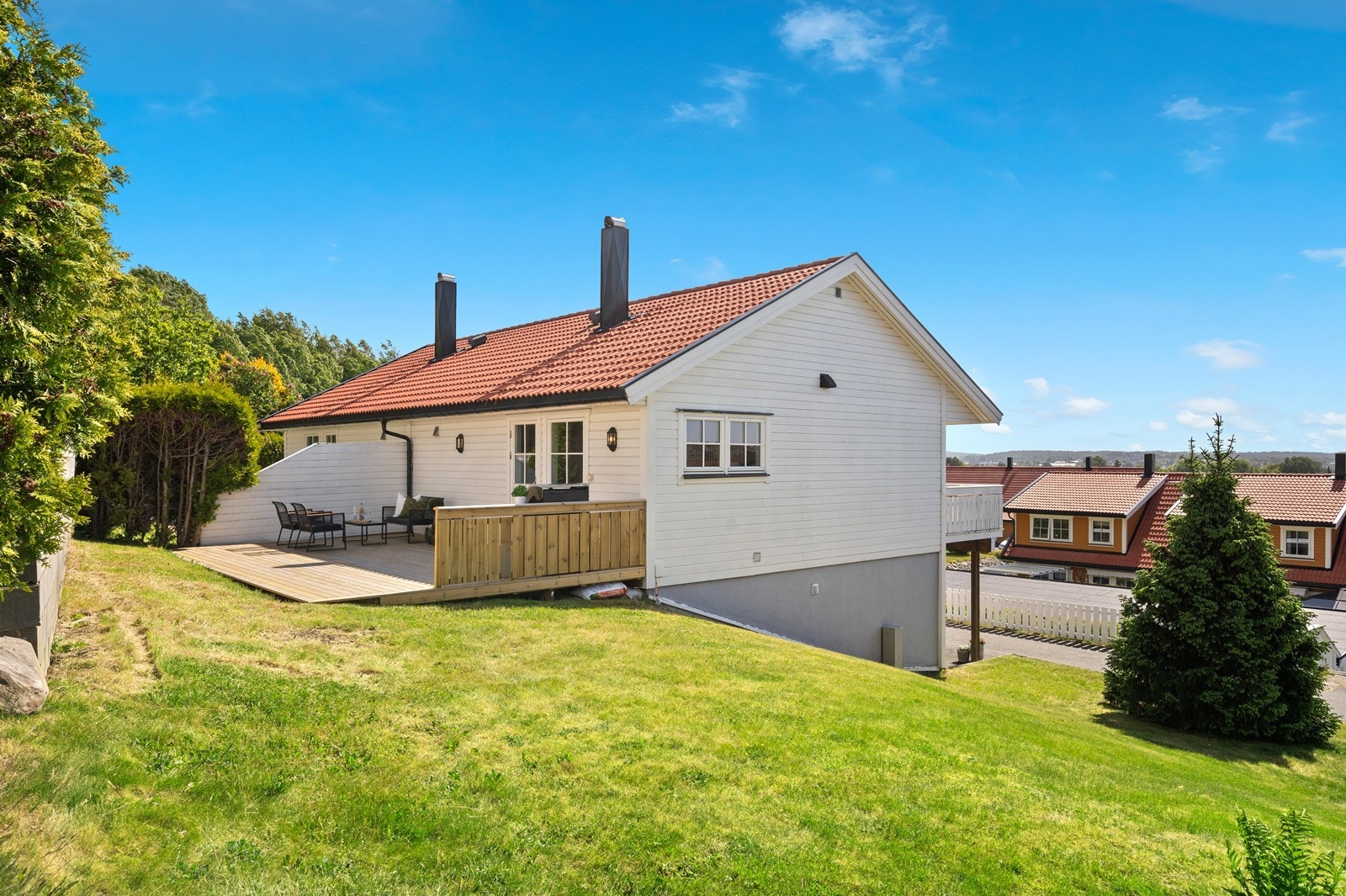 Koselig plen og beplantning rundt eiendommen Galleribilde