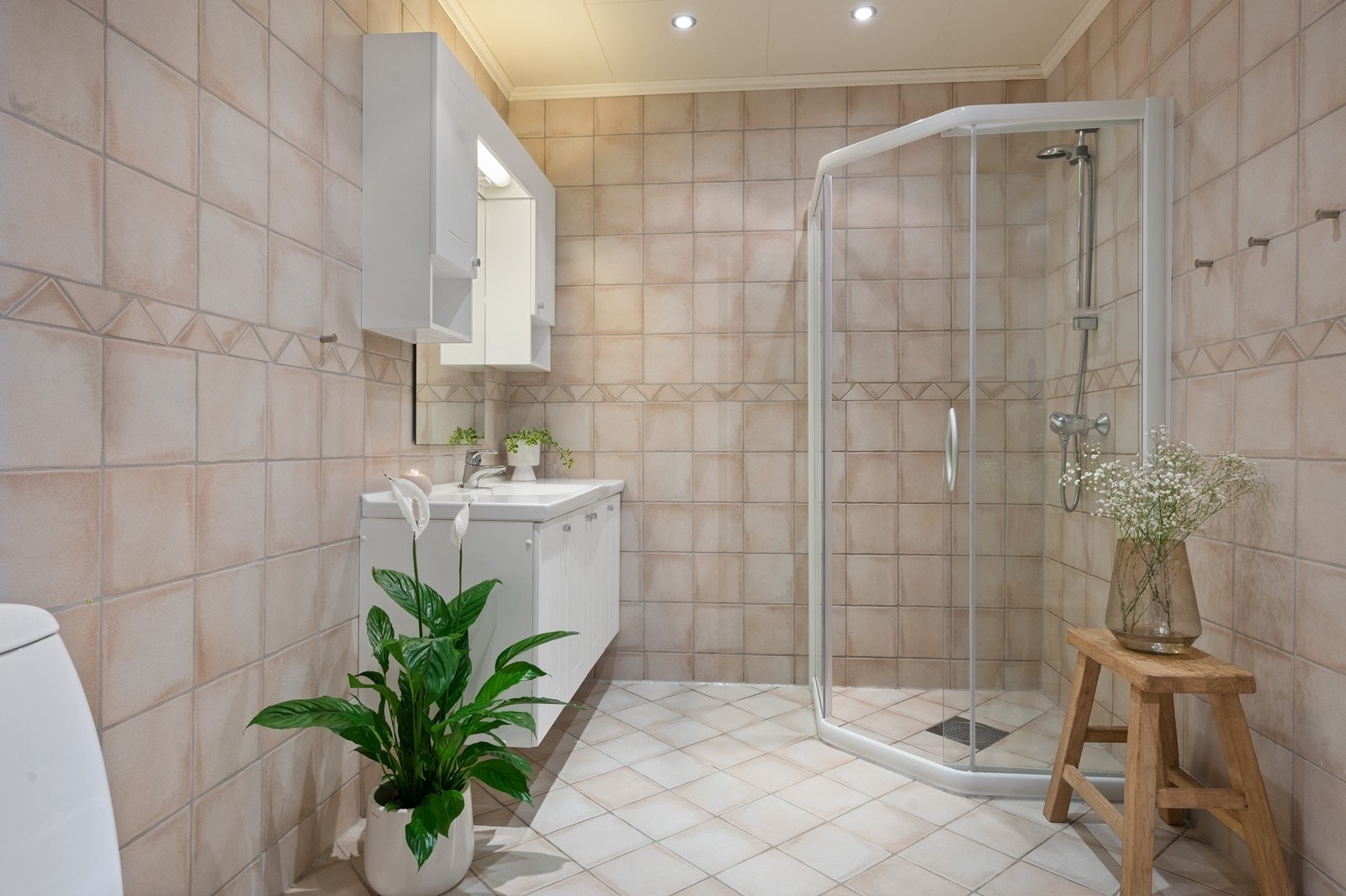 Flislagt bad i underetasjen med varme i gulv Galleribilde