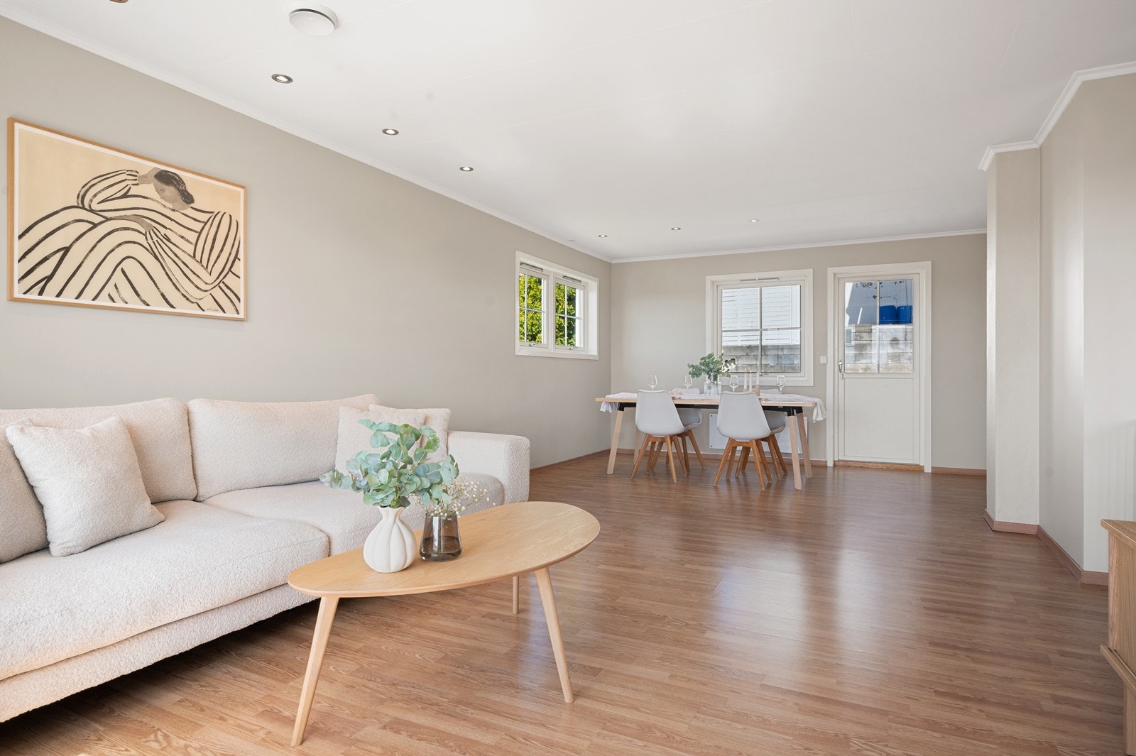 Fresh og pen leilighet med stue/kjøkken, ett soverom og toalettrom i første etasje Galleribilde