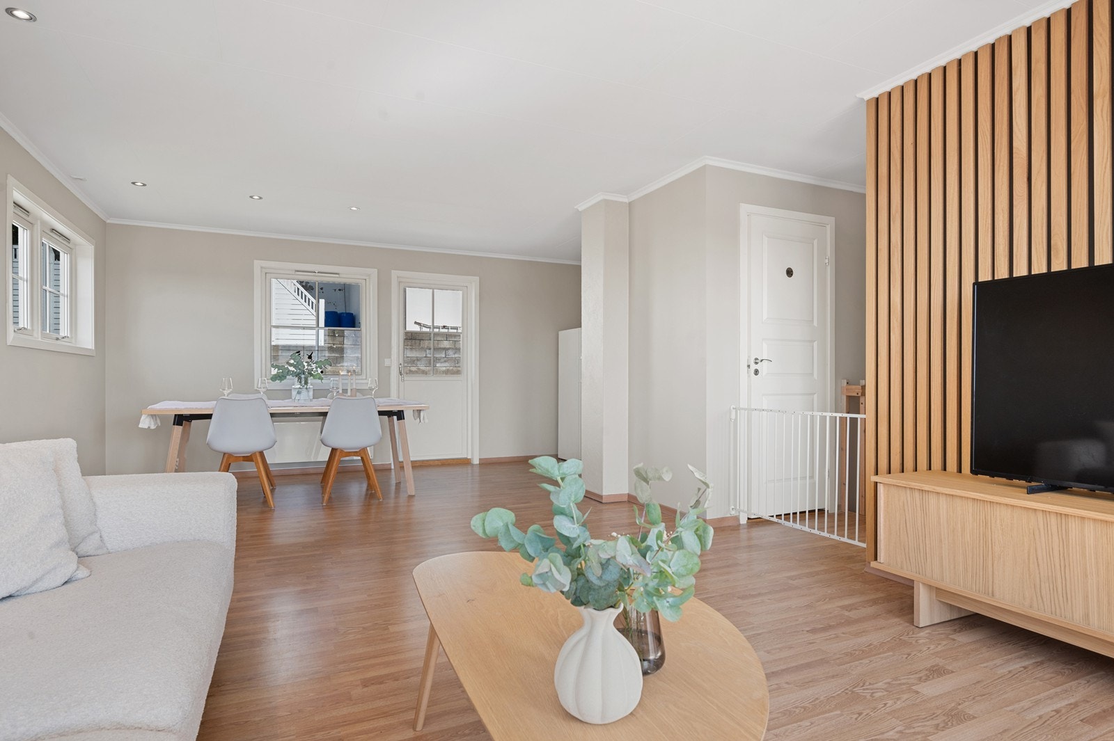 Åpen og luftig stue/spisestue med plass til langbord i spisestua Galleribilde