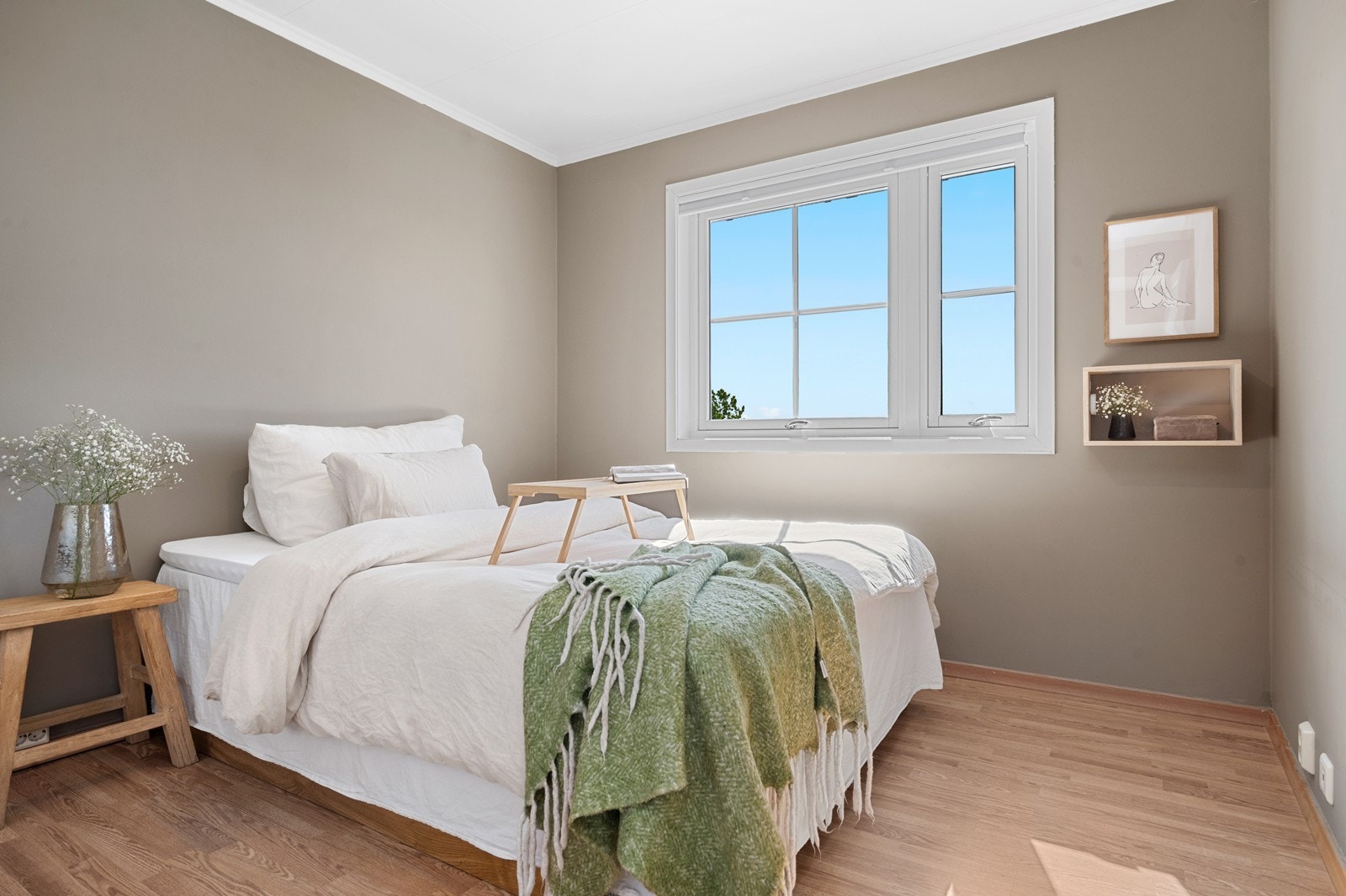 Lun og behagelig veggfarge i soverommet i 1. etasje Galleribilde