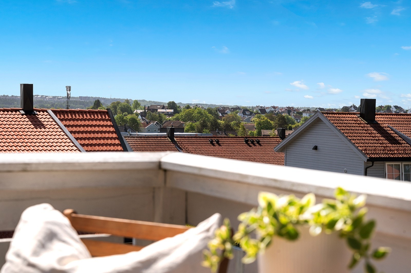 Eiendommen ligger i etablert område på Lisleby med gangavstand til skole, matbutikk og kollektivtransport. Flere barnehager og turmuligheter i nærmiljøet Galleribilde