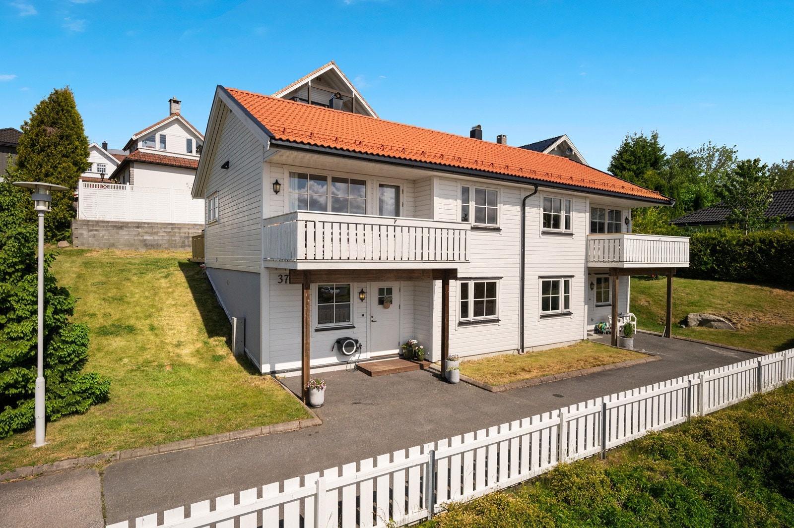 Velkommen til Nellikbuen 37 - Trivelig rekkehusleilighet over to etasjer med god beliggenhet på Lisleby Galleribilde