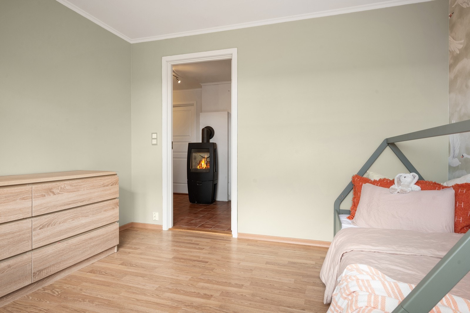 Det er montert vedovn i gangen Galleribilde