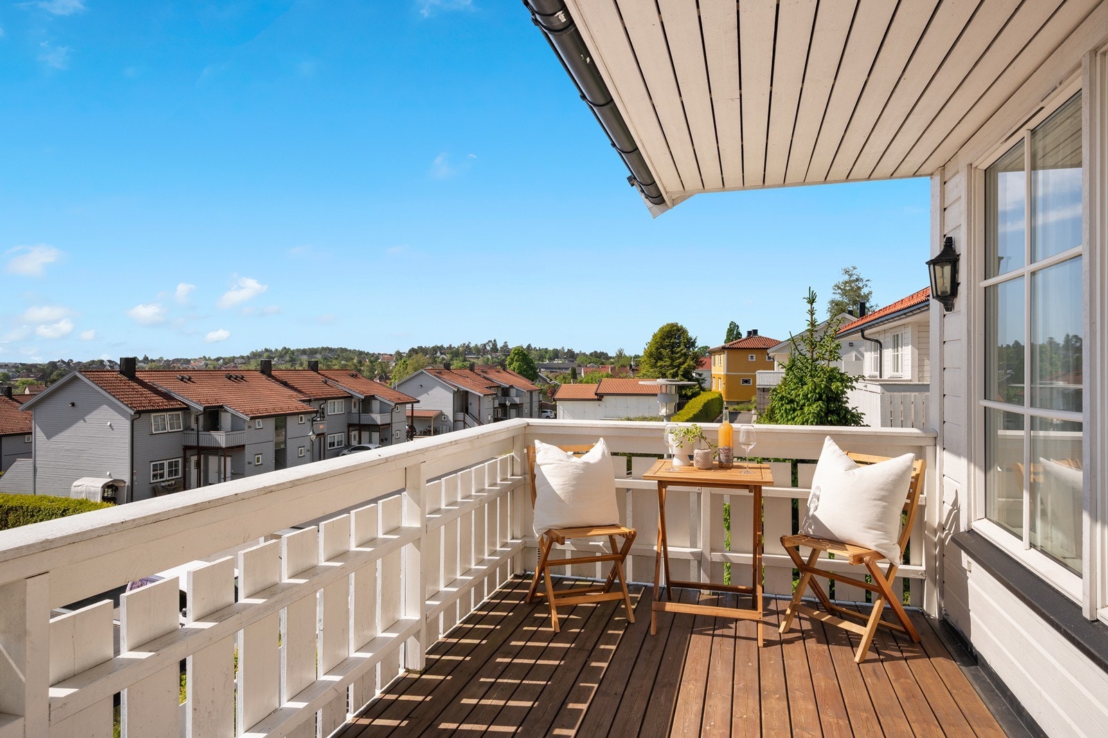 Luftig og fin utsikt fra terrassen i 1. etasje som forøvrig har noe overbygg Galleribilde