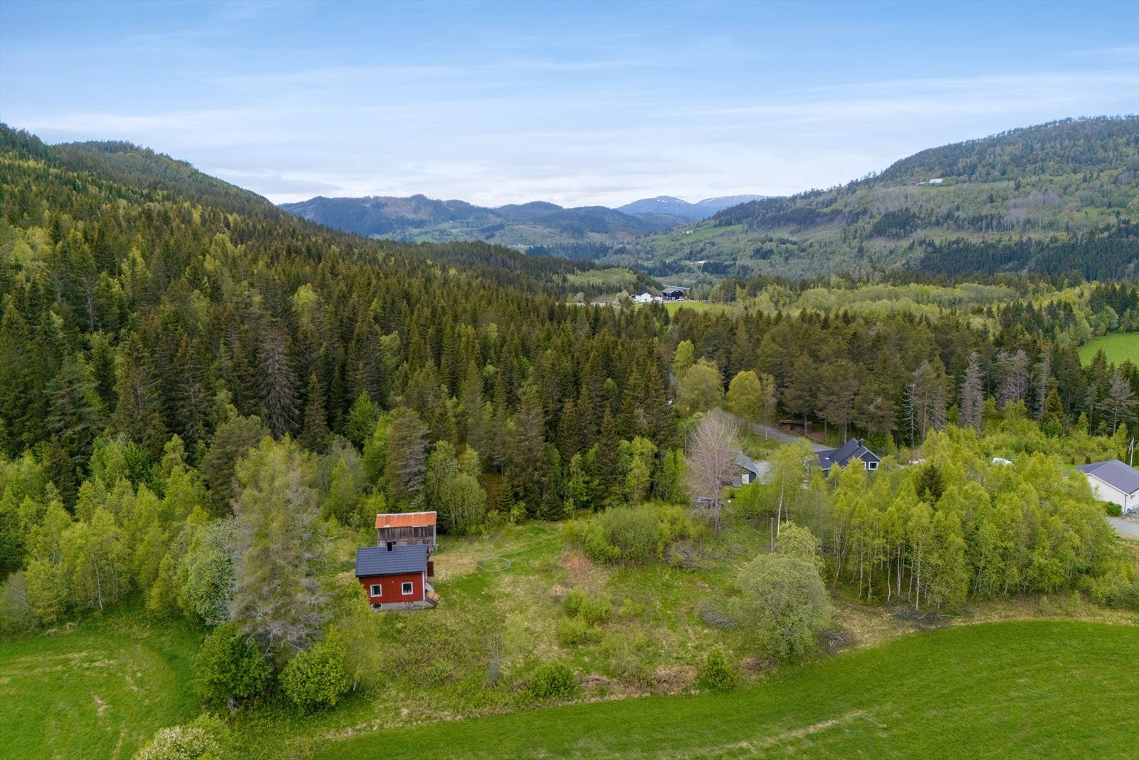 Eiendommen ligger kun ca. 1 times kjøring fra sentrum av Trondheim. Galleribilde