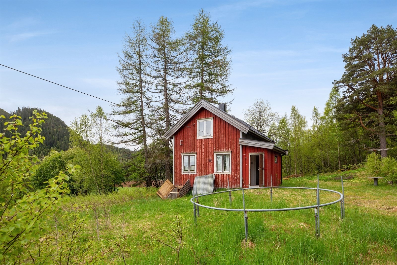 Enebolig som er oppført i to etasjer over kjeller. Galleribilde