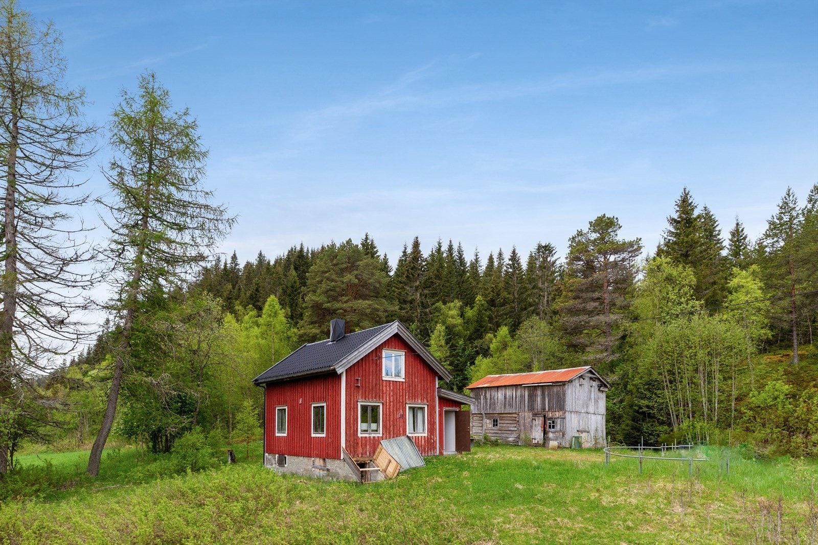 Kjøper må påregne at hele eiendommen må gjennom en totalrenovering. Galleribilde