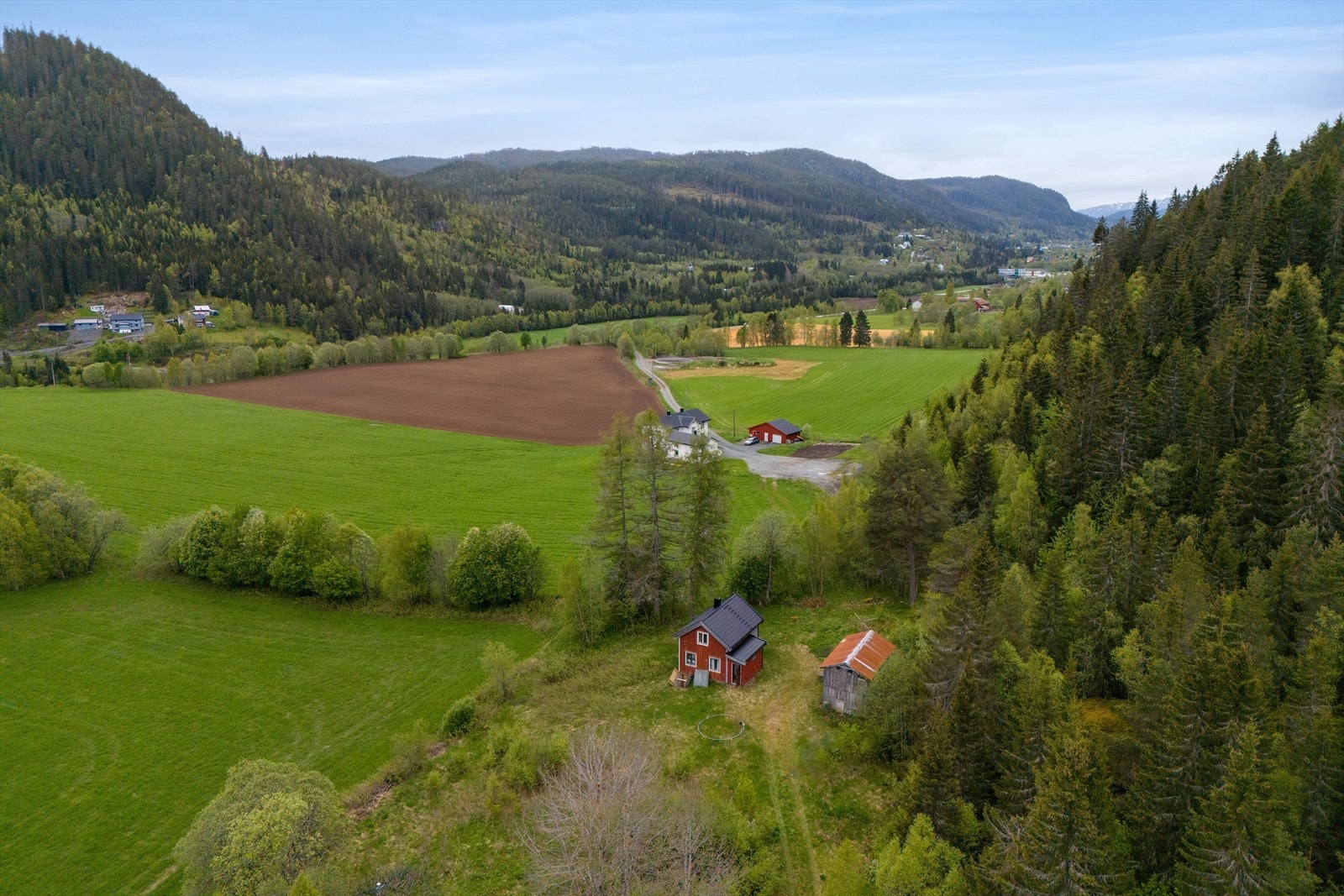 Eiendommen ligger flott til med lite innsyn og nærhet til flotte turmuligheter sommer som vinter. Galleribilde