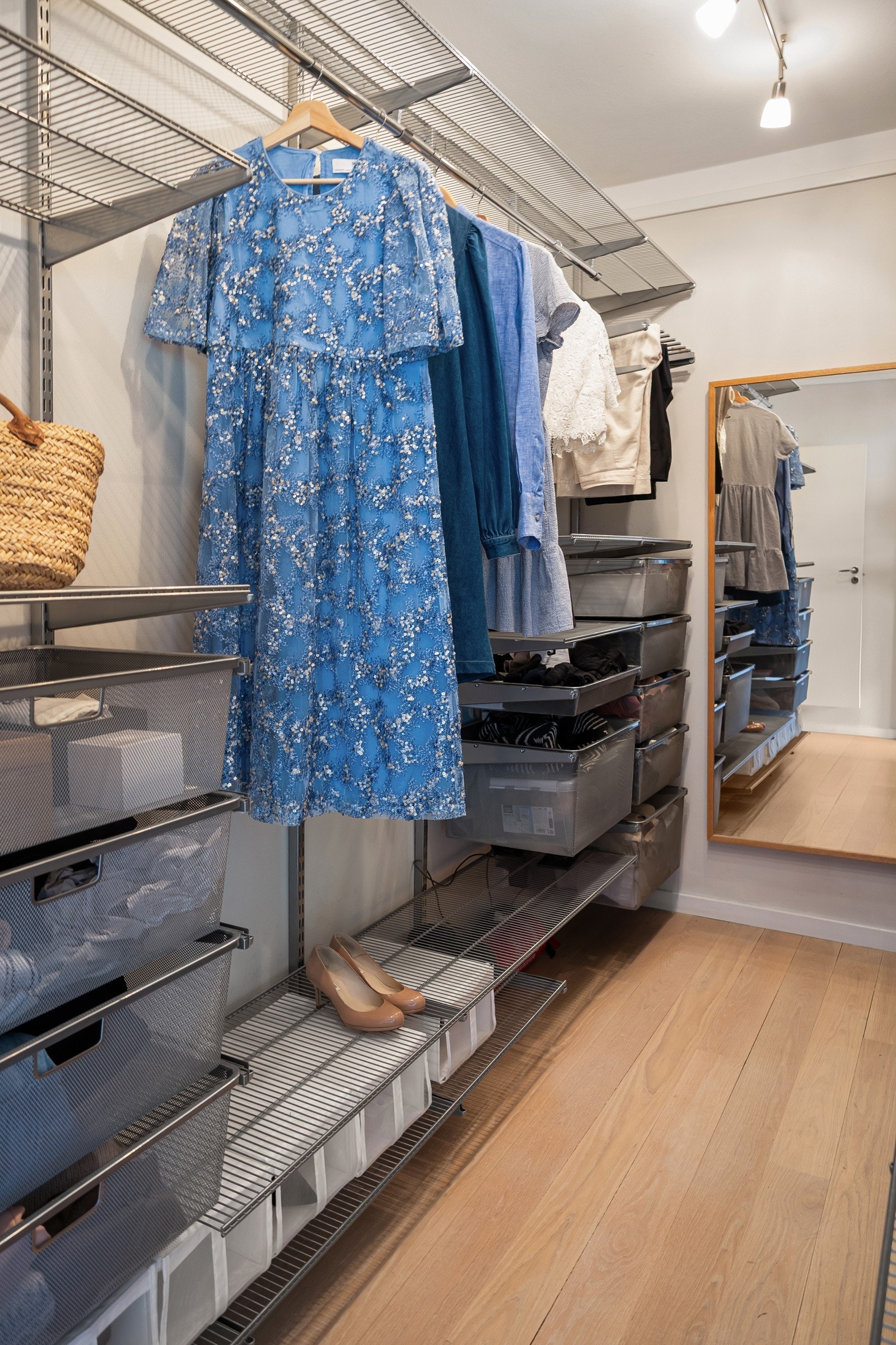 Praktisk walk-in closet rett fra soverommet. Galleribilde