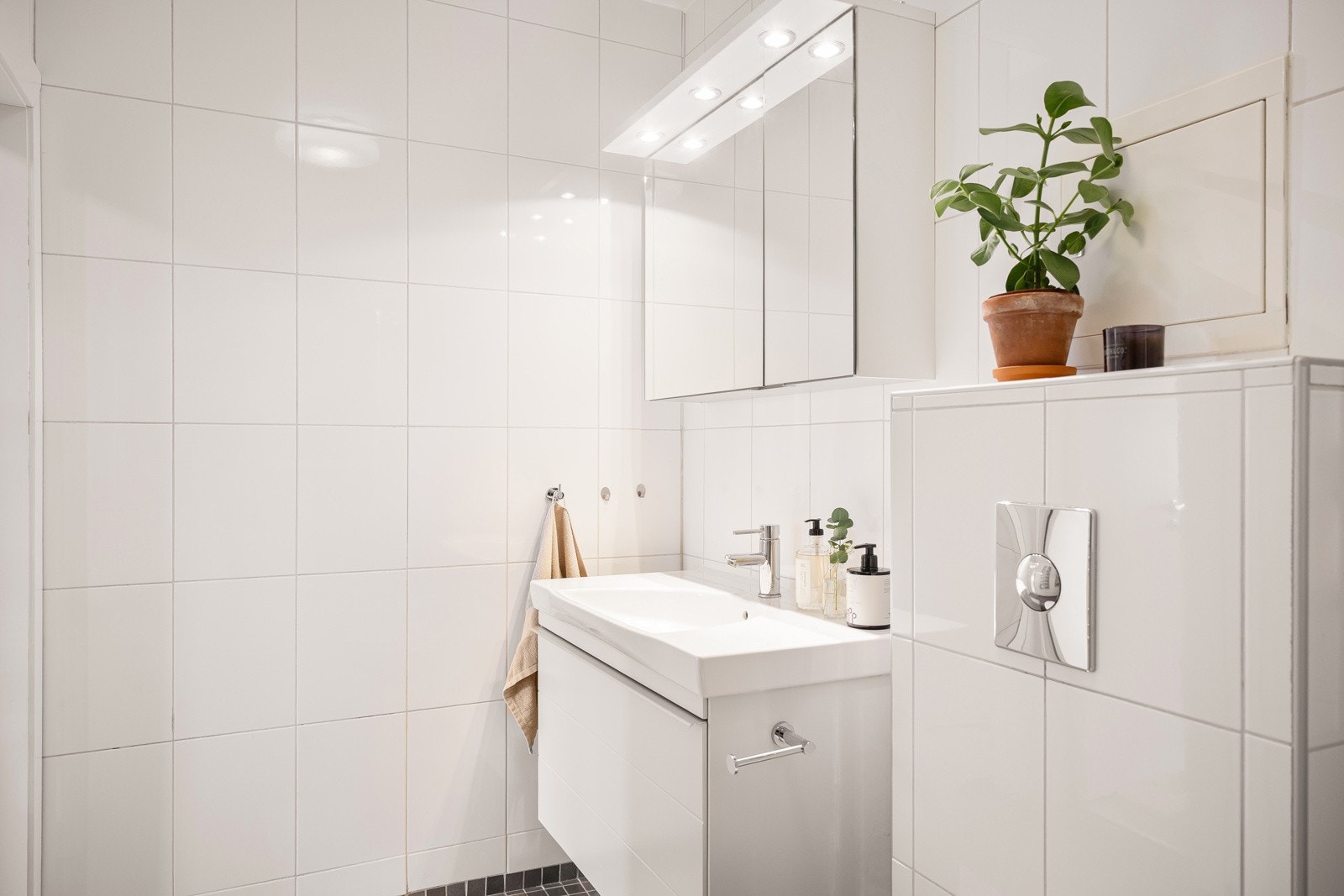Badet er fra 2009 og har flislagte vegger, slett himling og flislagt gulv med behagelige varmekabler som sørger for god komfort. Galleribilde
