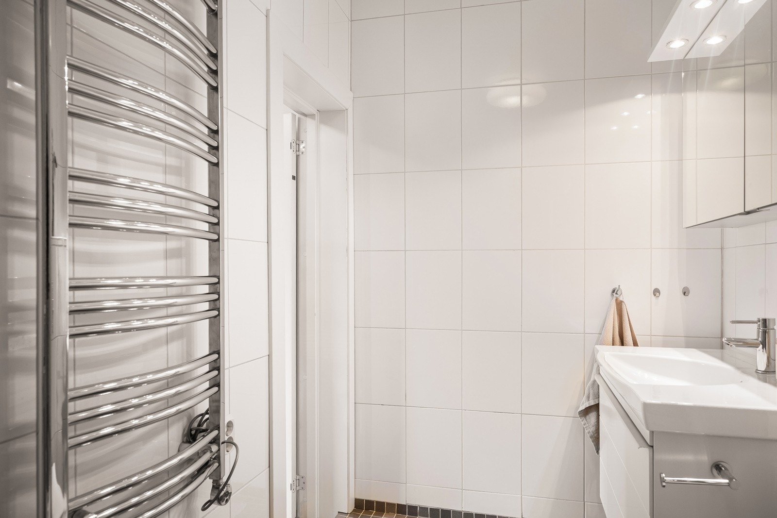 Lyst bad med dusj og praktisk innredning. Galleribilde