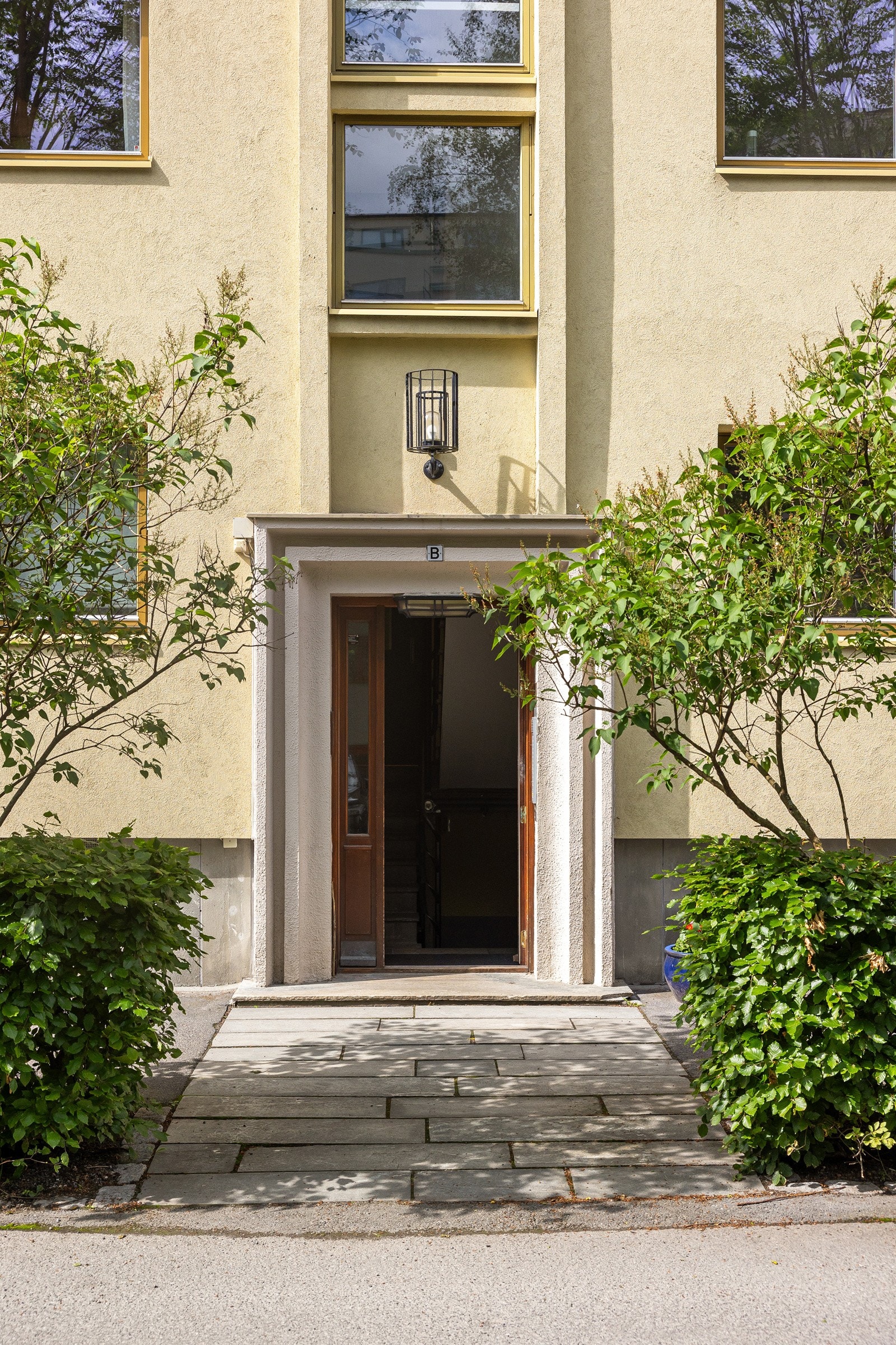 Velkommen inn - lyst og imøtekommende inngangsparti med praktisk design. Galleribilde