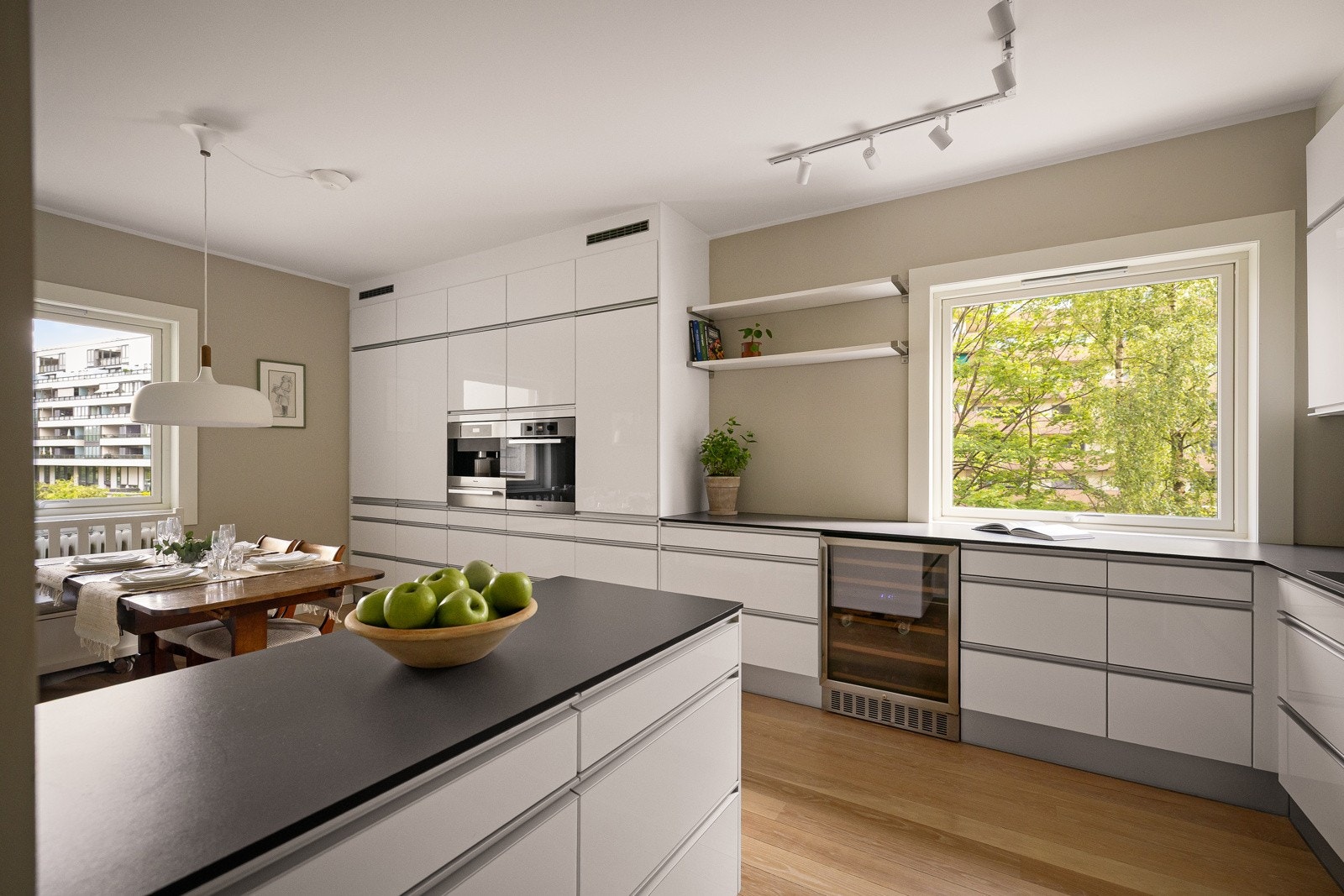 Stilfullt kjøkken fra 2009 med kvalitetsinnredning fra JKE Design og slitesterk benkeplate i hardlaminat. Galleribilde