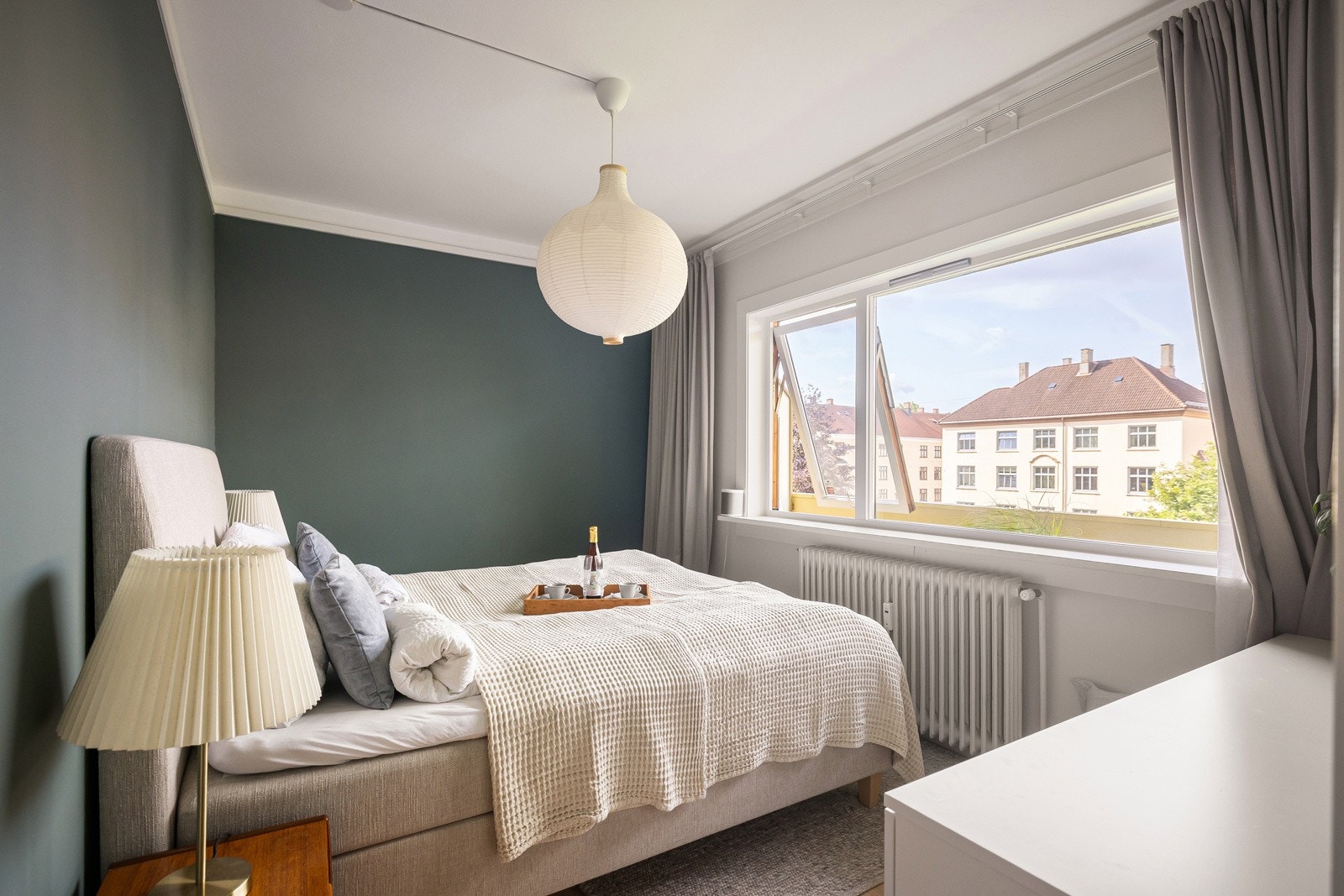 Lyst og innbydende soverom med plass til stor seng. Galleribilde