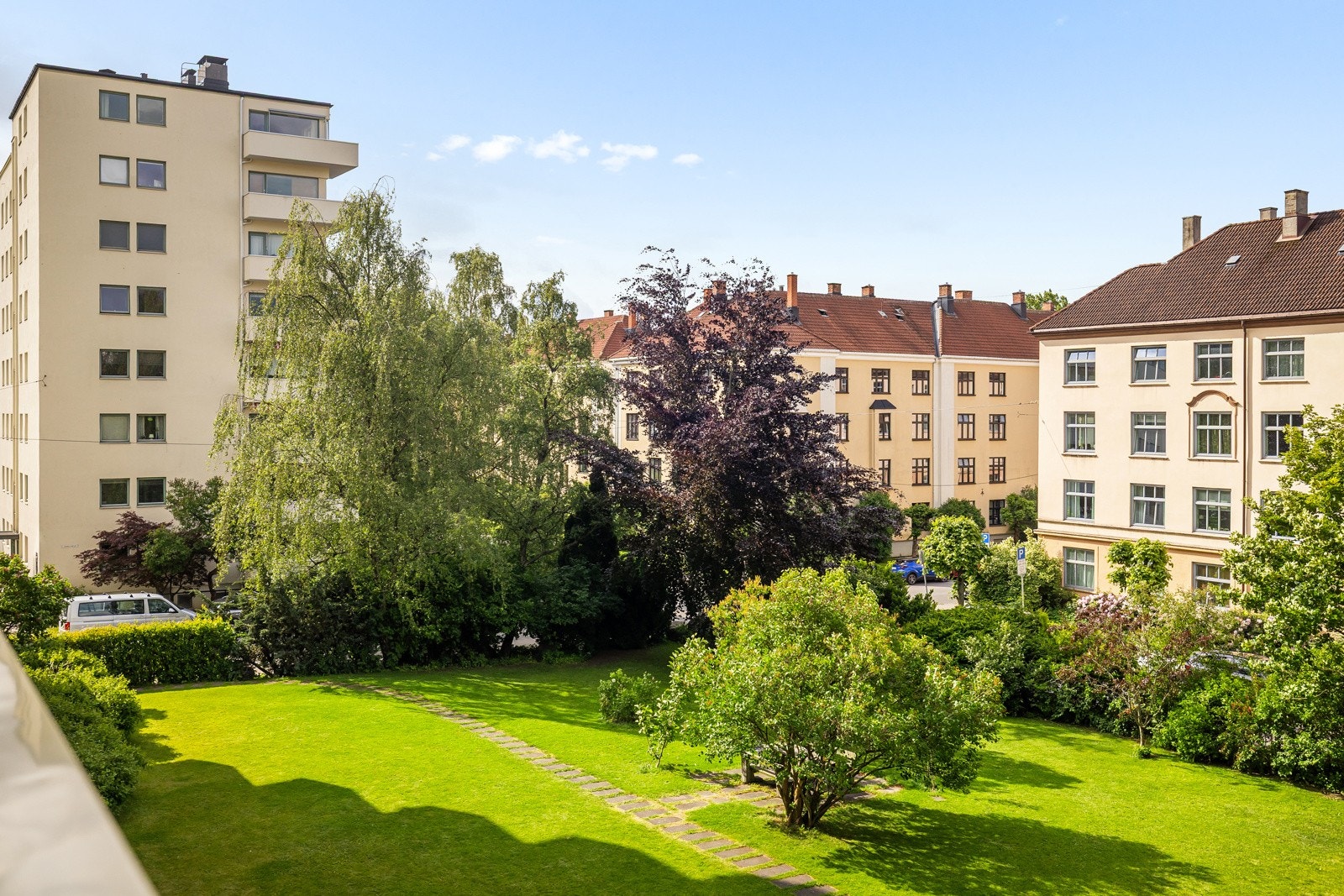 Fra balkongen har man utsikt over rolig bakgård. Galleribilde