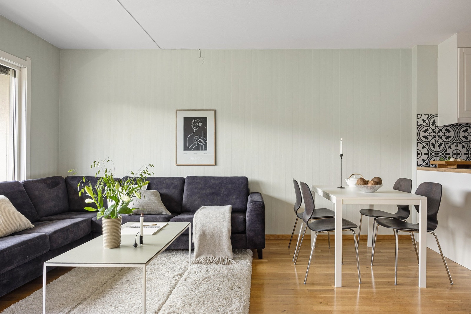 Stuen er romslig og gjør det enkelt å innrede med både sofasone og spisebord. Galleribilde