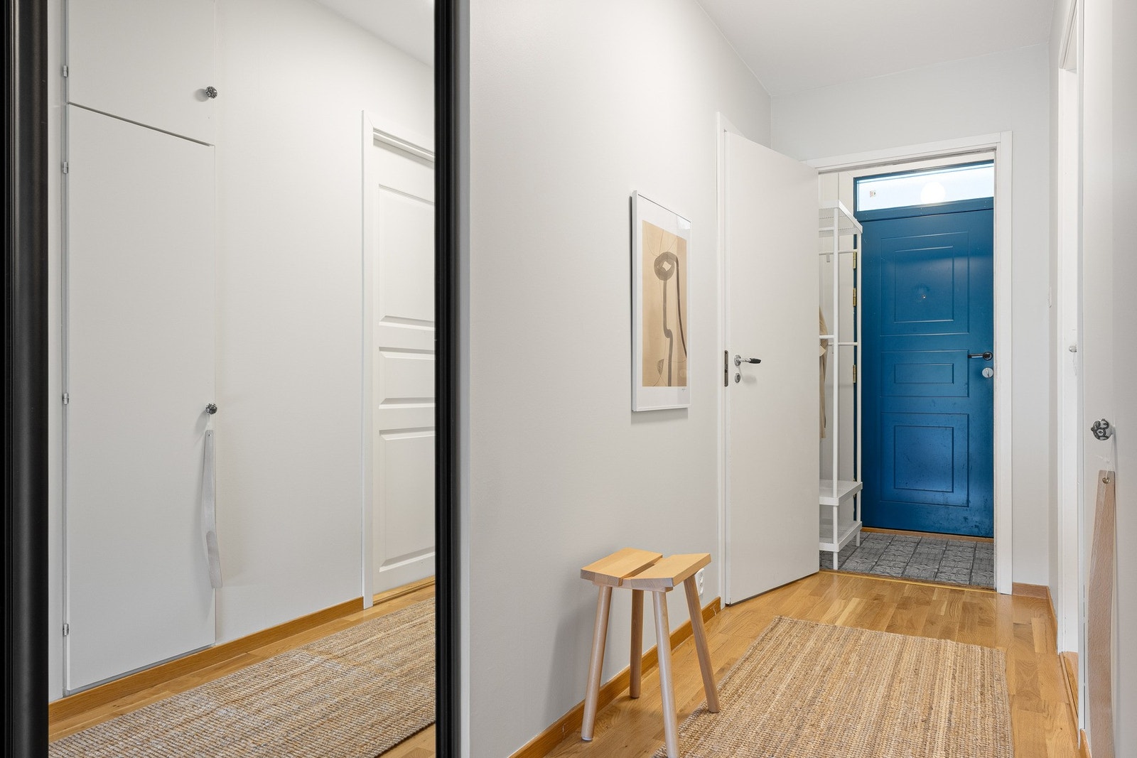 Entrèen måler 1,6 kvm og har belegg på gulv og malte slette flater i tak og på vegger. Her er det god plass til å henge fra seg yttertøy og sko. Galleribilde