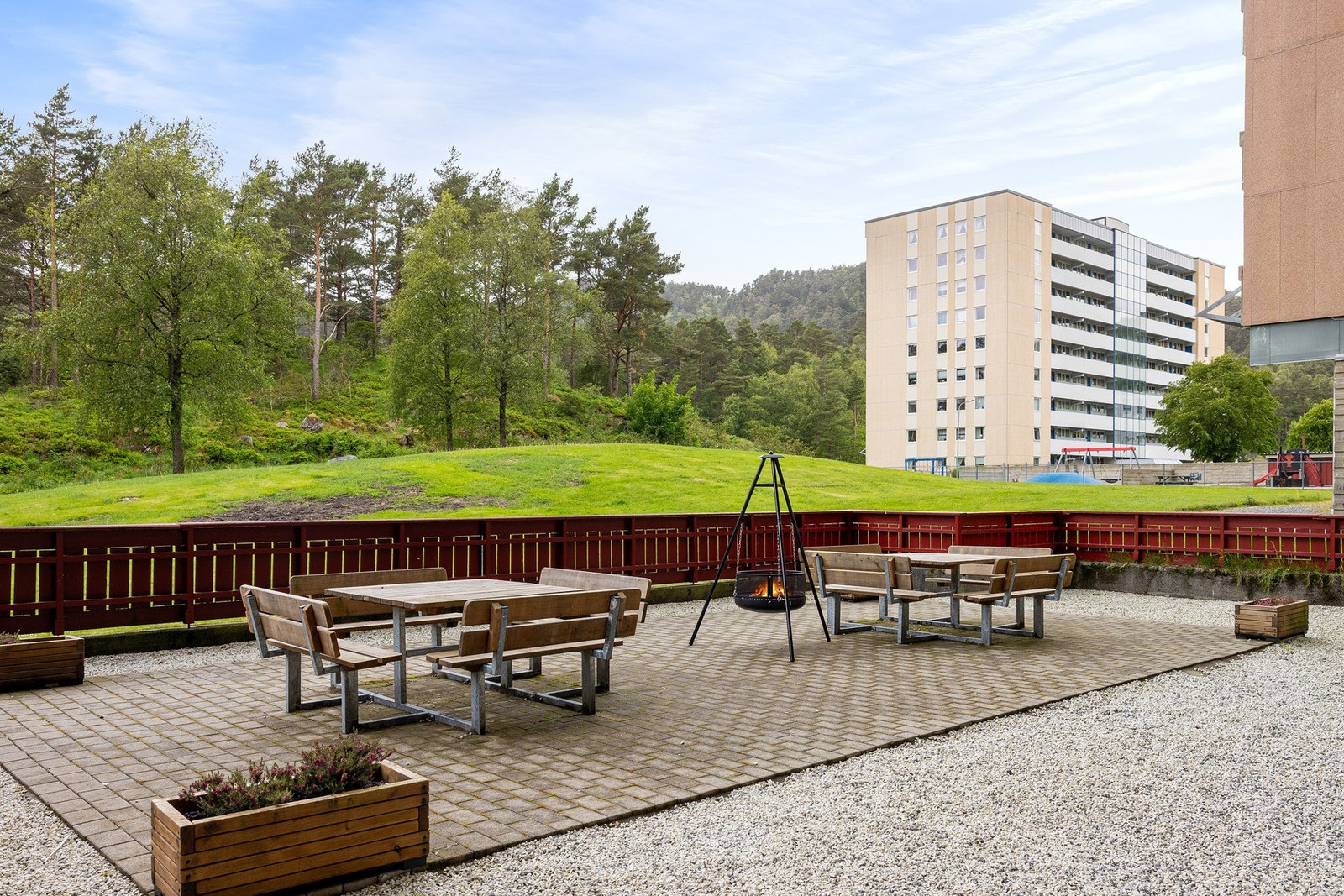 Området kan by på mange fine turmuligheter, med blant annet Løvstakken, Kanadaskogen, Tennebekken, Damsgårdsfjellet og flere parkområder i bydelen. Galleribilde