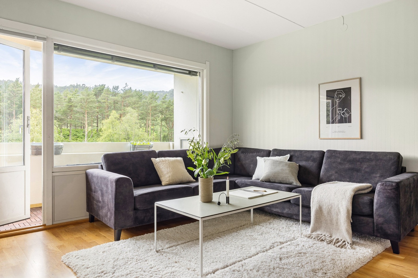 Store vindusflater bidrar til rikelig med naturlig lysinnslipp. Galleribilde