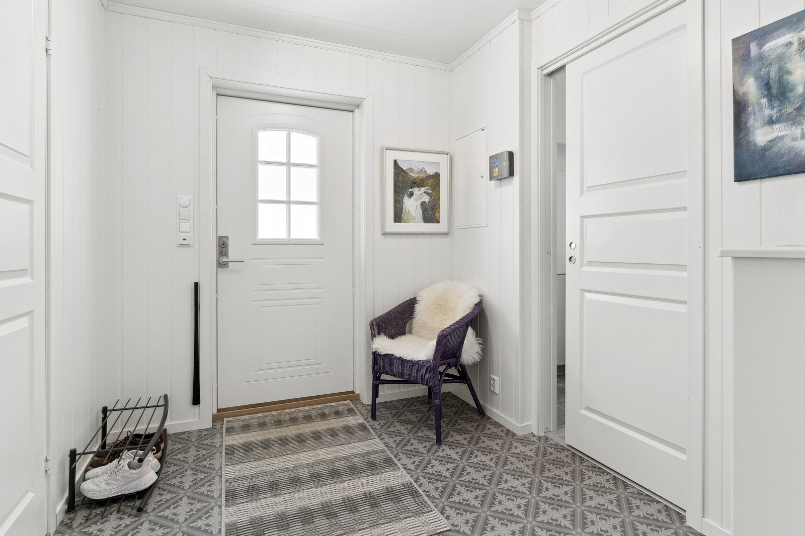 Velkomen inn, her vert du teken imot av ein lys og open gang Galleribilde
