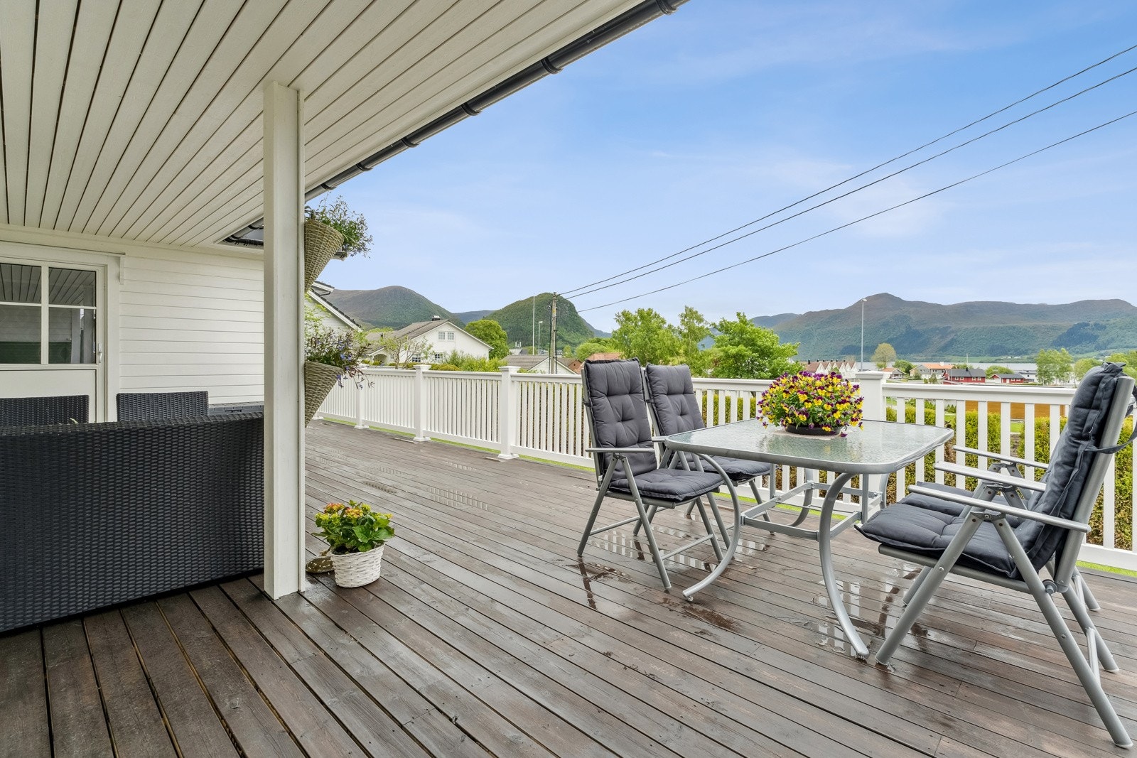 Stor dels overbygd terrasse Galleribilde