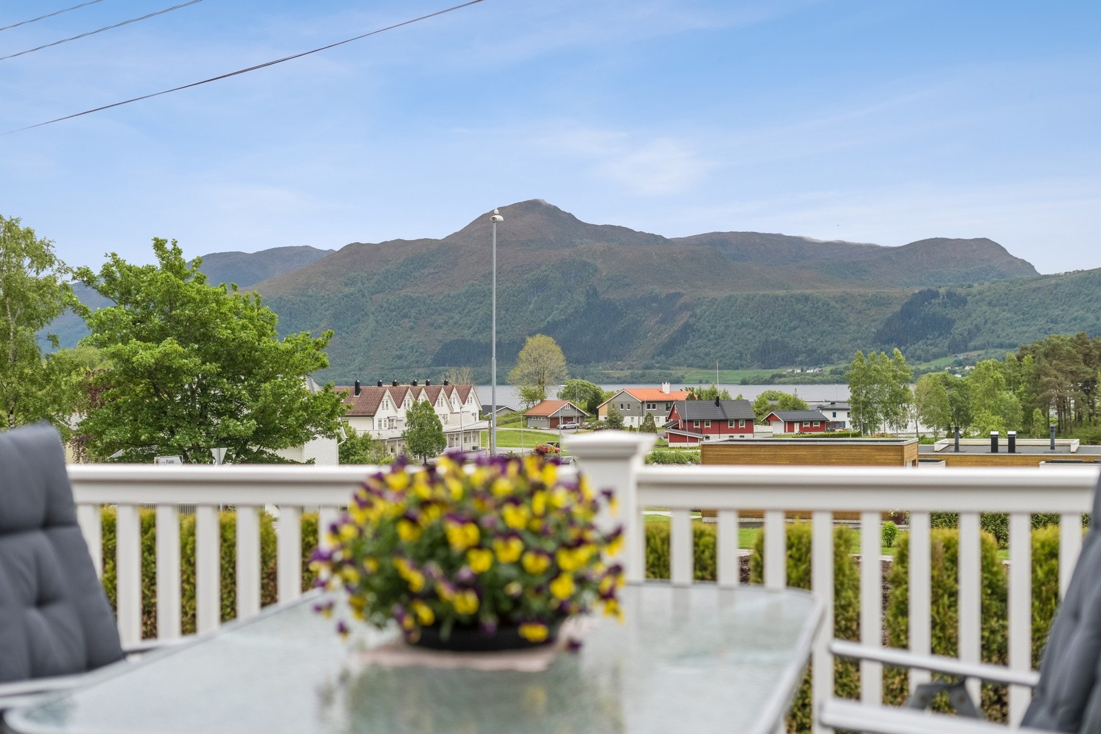 Utsikt over fjorden og fjella ikring Galleribilde