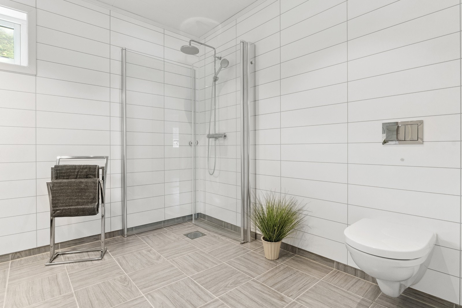 Badet er ustyrt med vegghengt WC og dusjhjørne Galleribilde