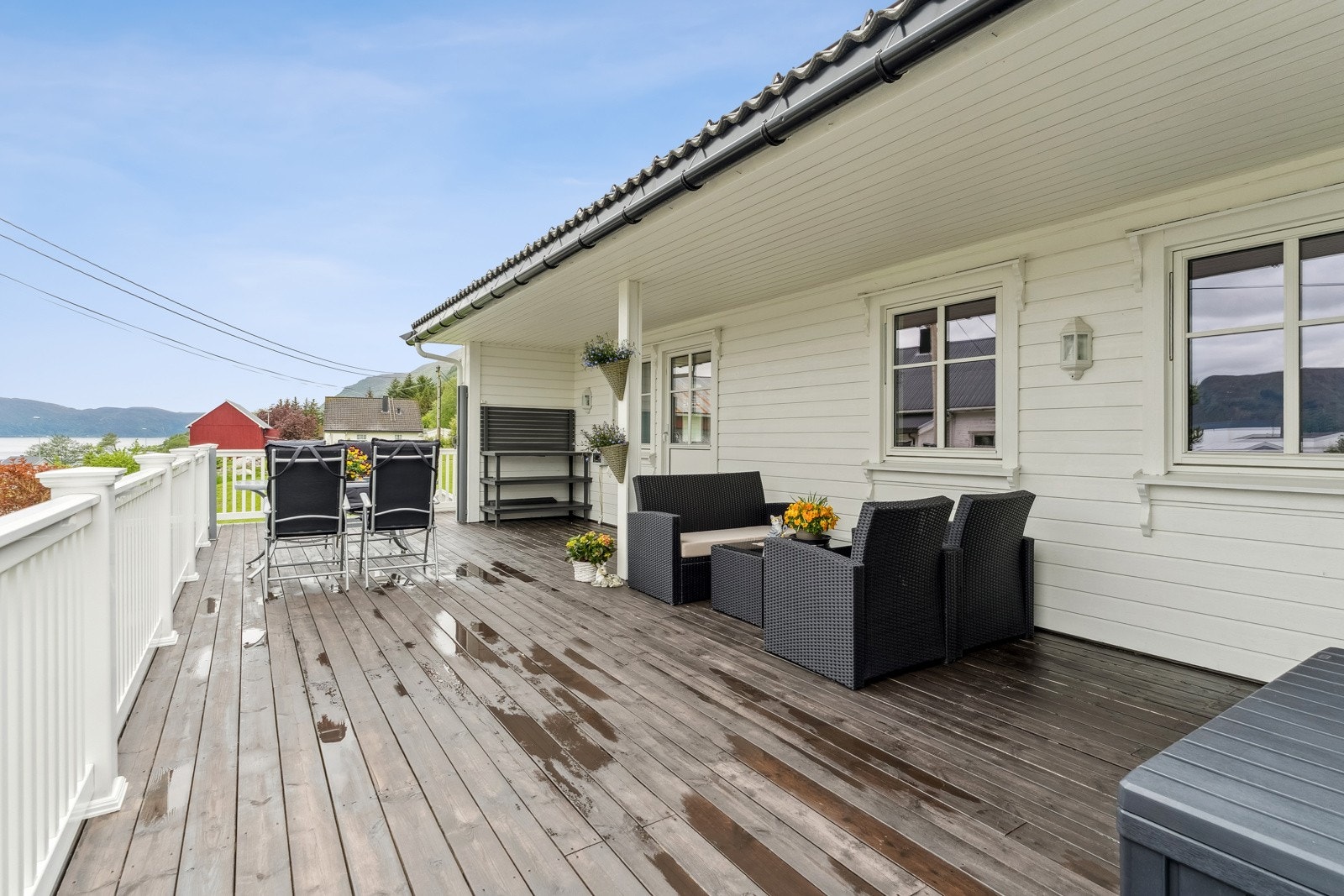 Stor terrasse med god plass til variert møblering Galleribilde