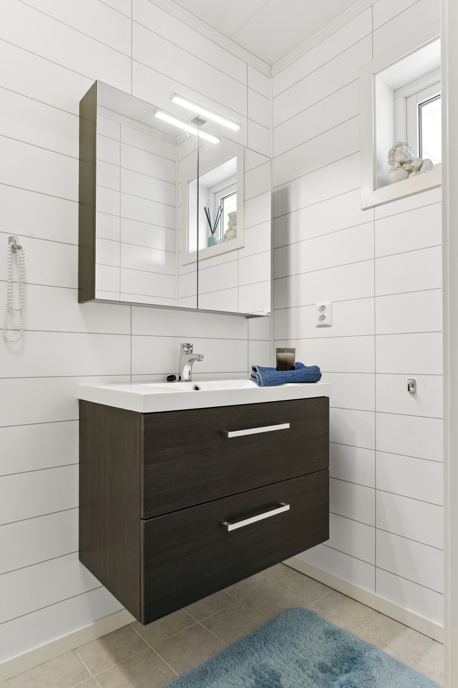 Det er andre badet har også heildekkjande servant og moderne baderomsinnreing Galleribilde