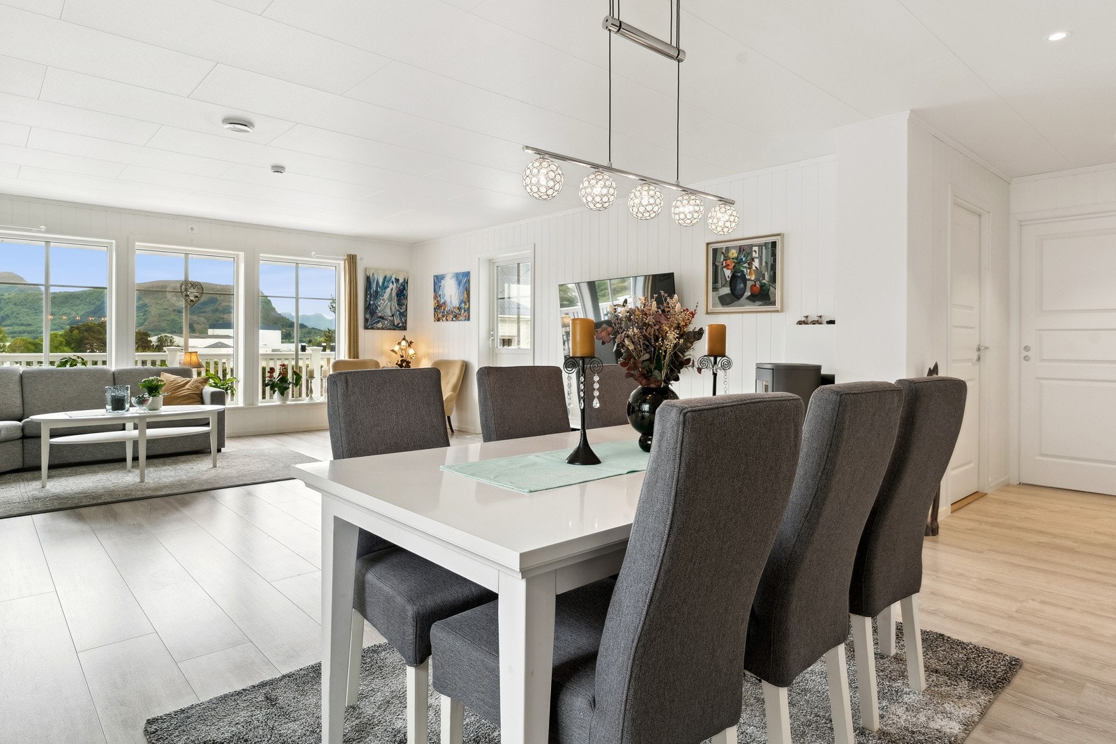 Her er det god plass til å samlast til eit godt måltid Galleribilde