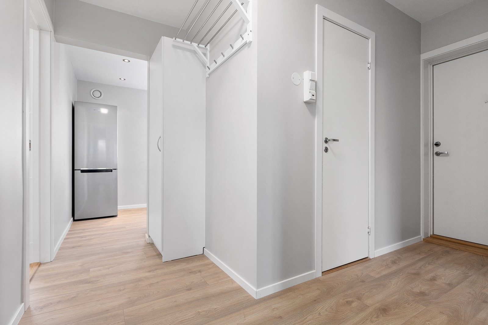 Romslig entre med god plass til å henge av seg yttertøy. Galleribilde