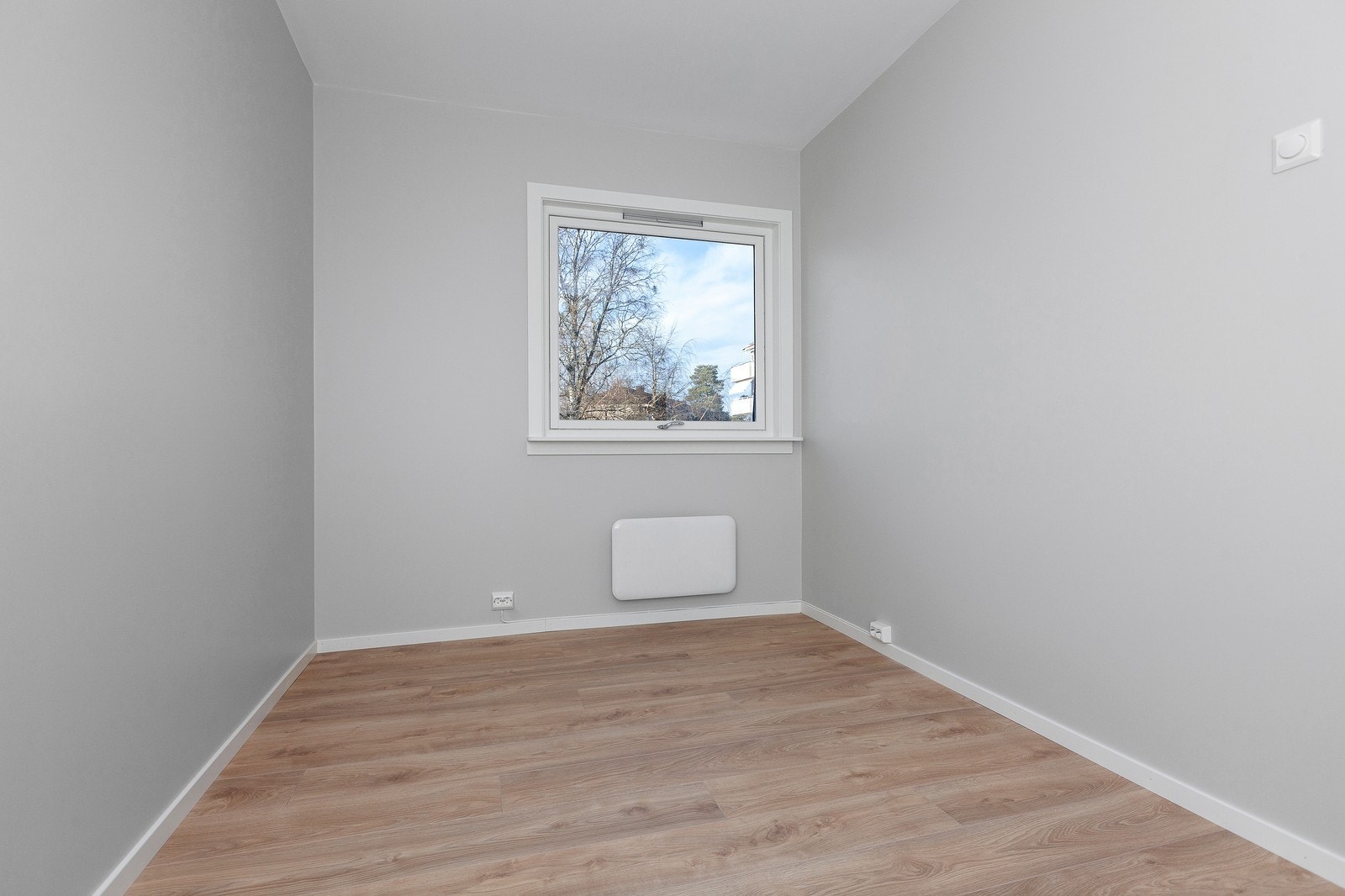 Soverom 2 har plass til seng av god størrelse. Godt med oppbevaring i garderobeskap. Galleribilde