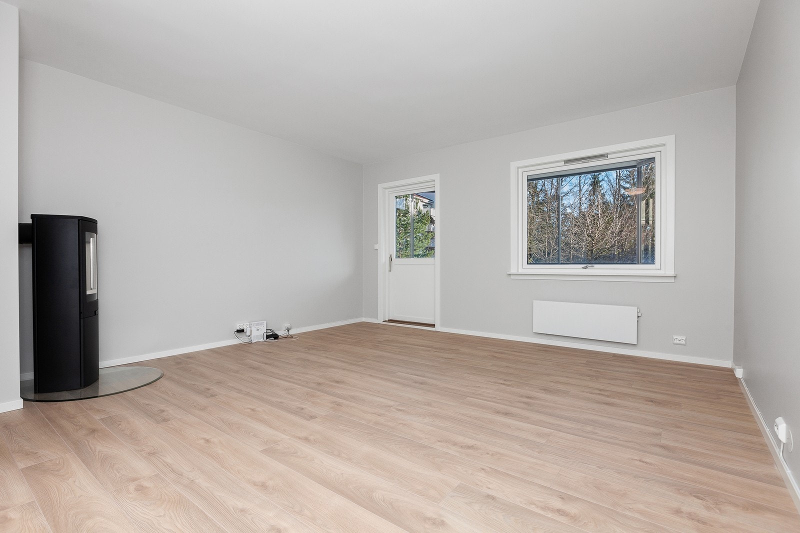 Romslig stue med god plass til sittegruppe og spisebord. Galleribilde