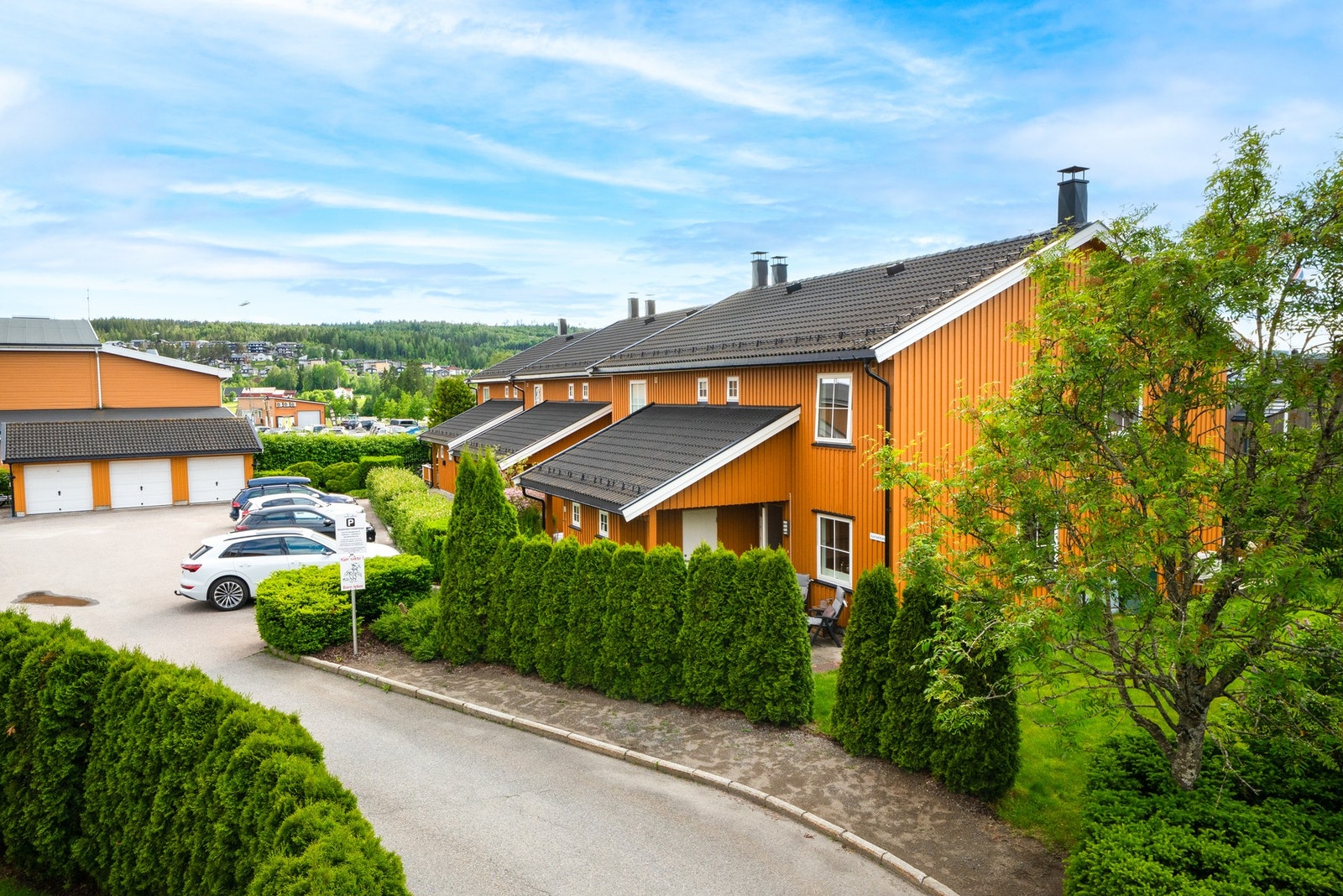 Boligen har en barnevennlig og tilbaketrukket beliggenhet med lite gjennomgangstrafikk og nærhet til grønne omgivelser. Galleribilde