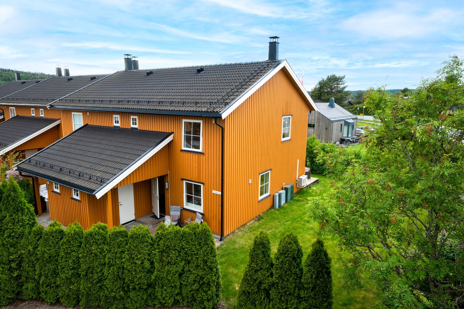 Boligen har en attraktiv beliggenhet som enderekkehus. Høye tujahekker gir skjerming mot nabo og skaper en privat atmosfære på uteområdet. Galleribilde