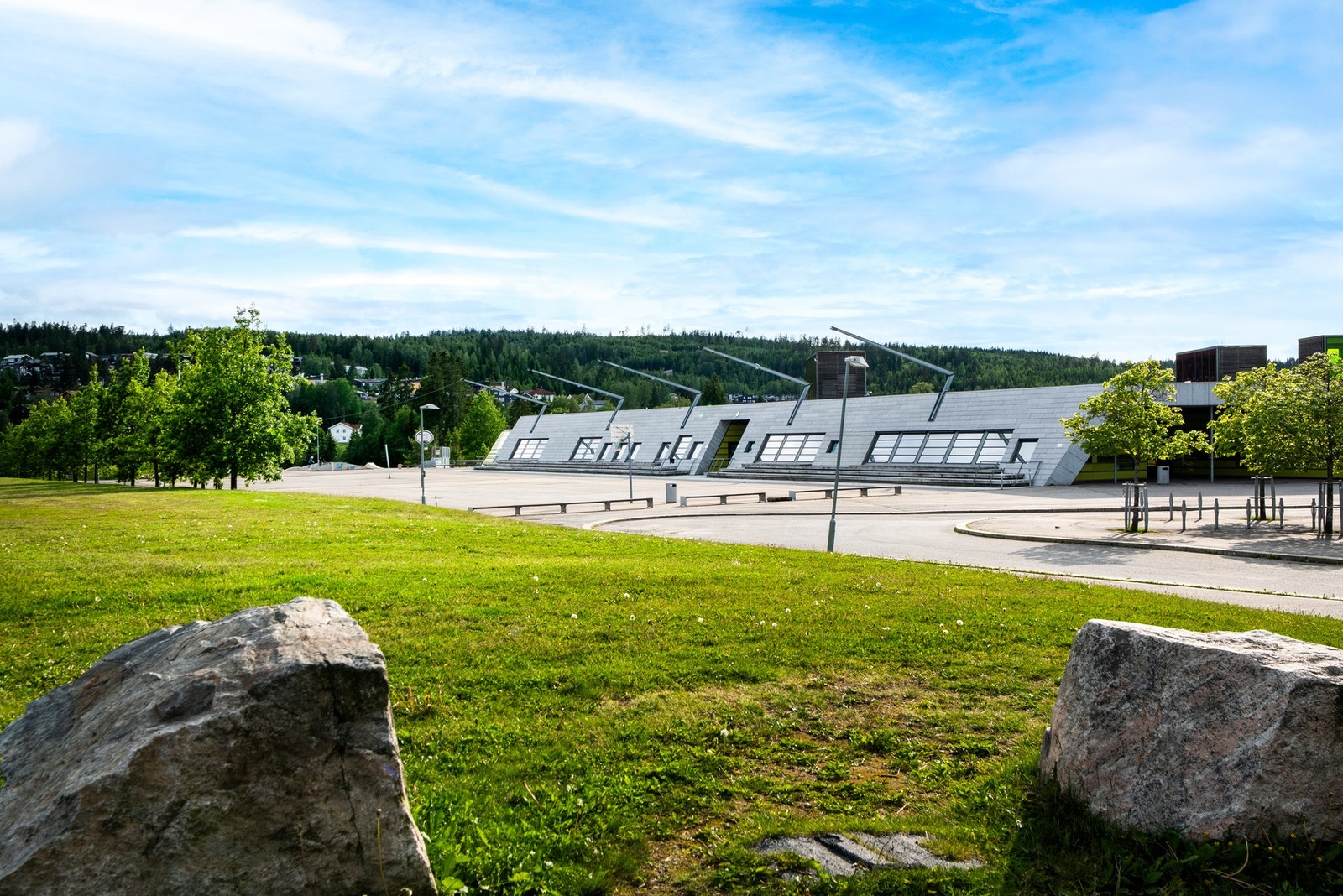 Gjerdrum ungdomsskole ligger i gangavstand fra boligen. Her er det trygge skoleveier, grønne omgivelser og kort avstand til fritidsaktiviteter. Galleribilde