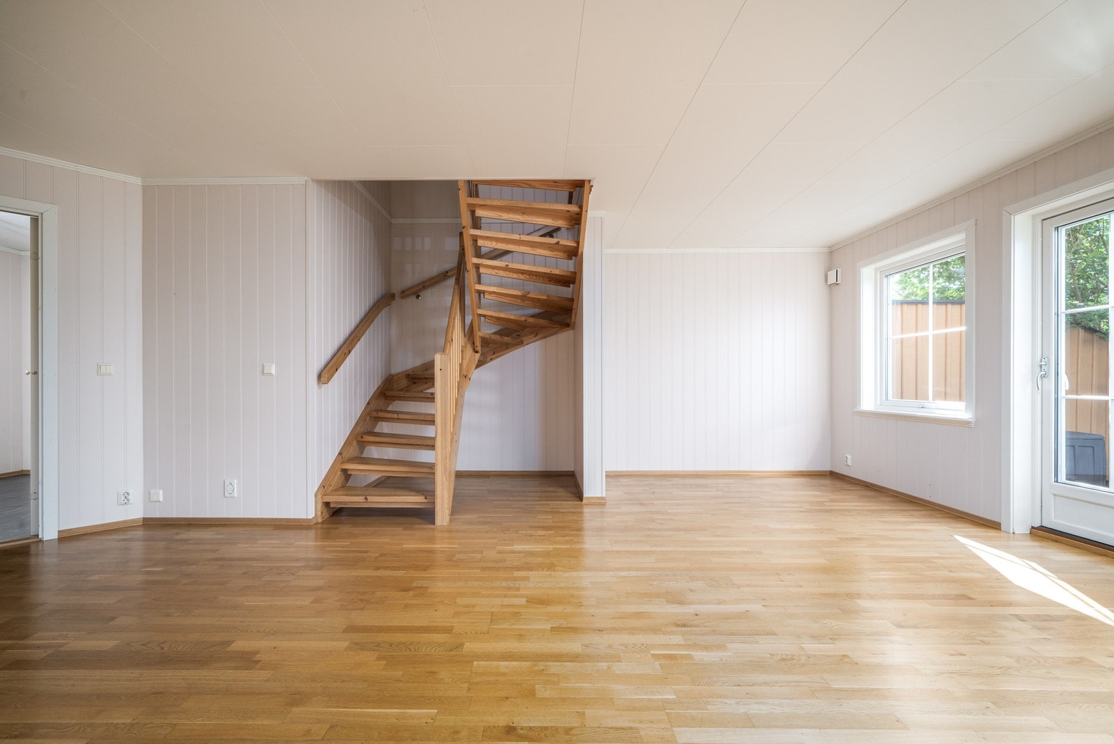 Trappen binder etasjene sammen på en naturlig måte. Galleribilde