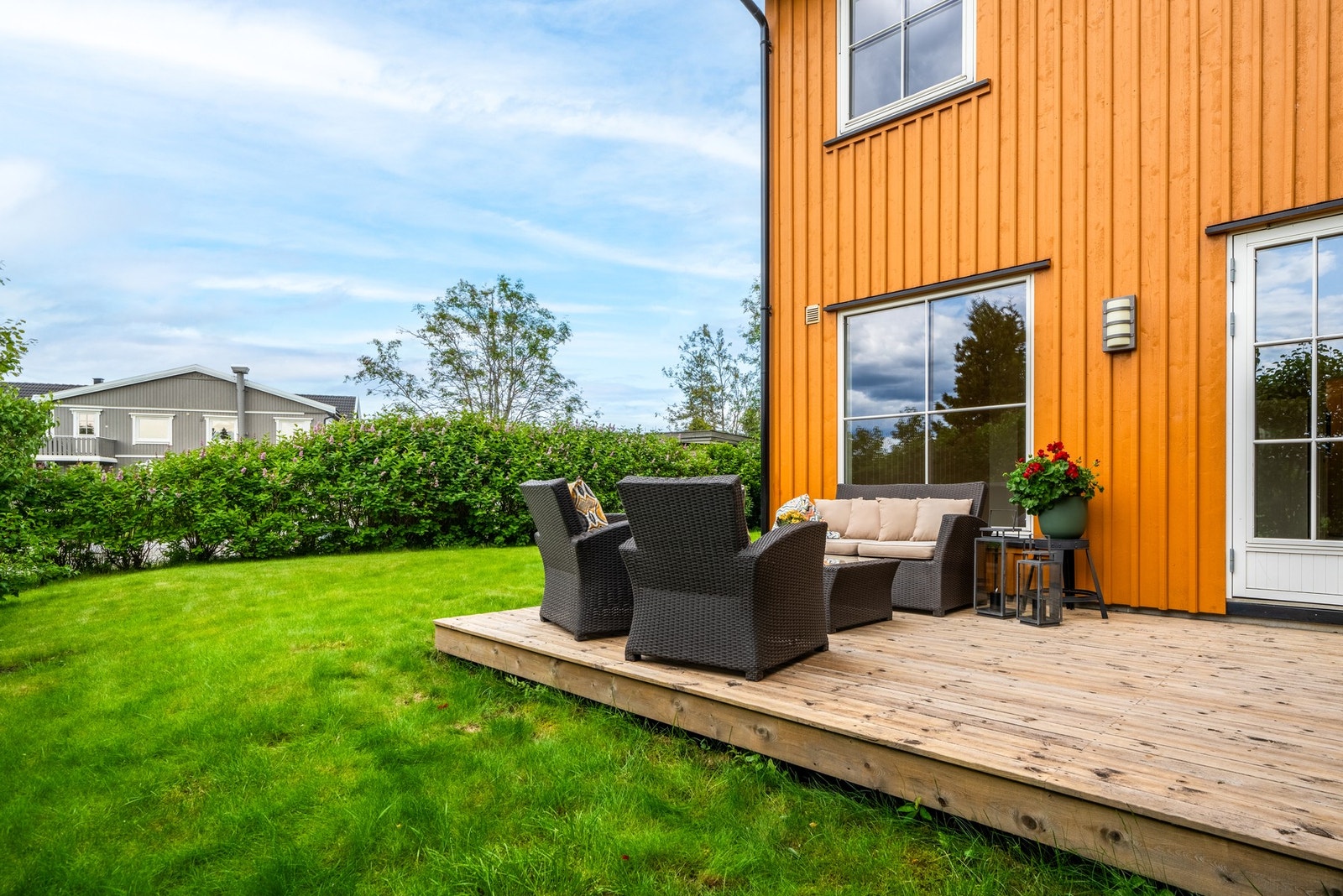 Her kan du dekke til grillmiddag eller nyte en stille morgenstund. Den flate gressplenen gir god boltreplass for både to og firbeinte. Galleribilde