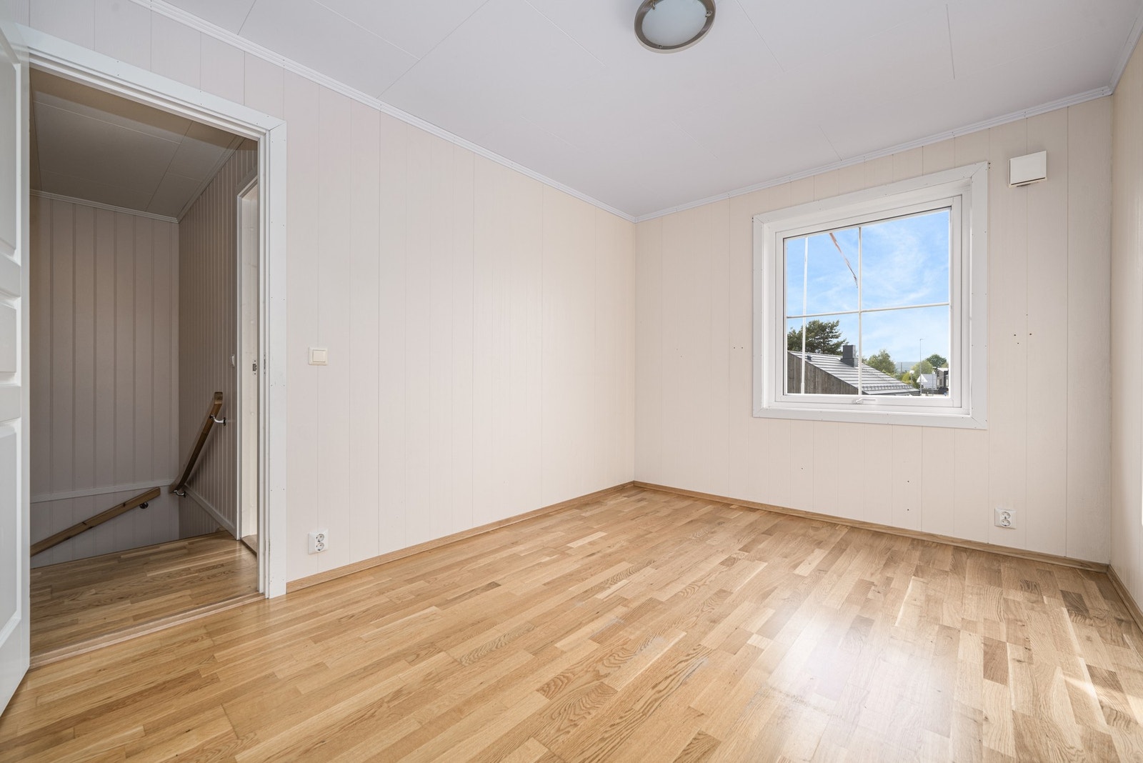 Det første soverommet har to flotte vinduer som skaper mye naturlig lys og har utsikt mot rolige omgivelser. Galleribilde