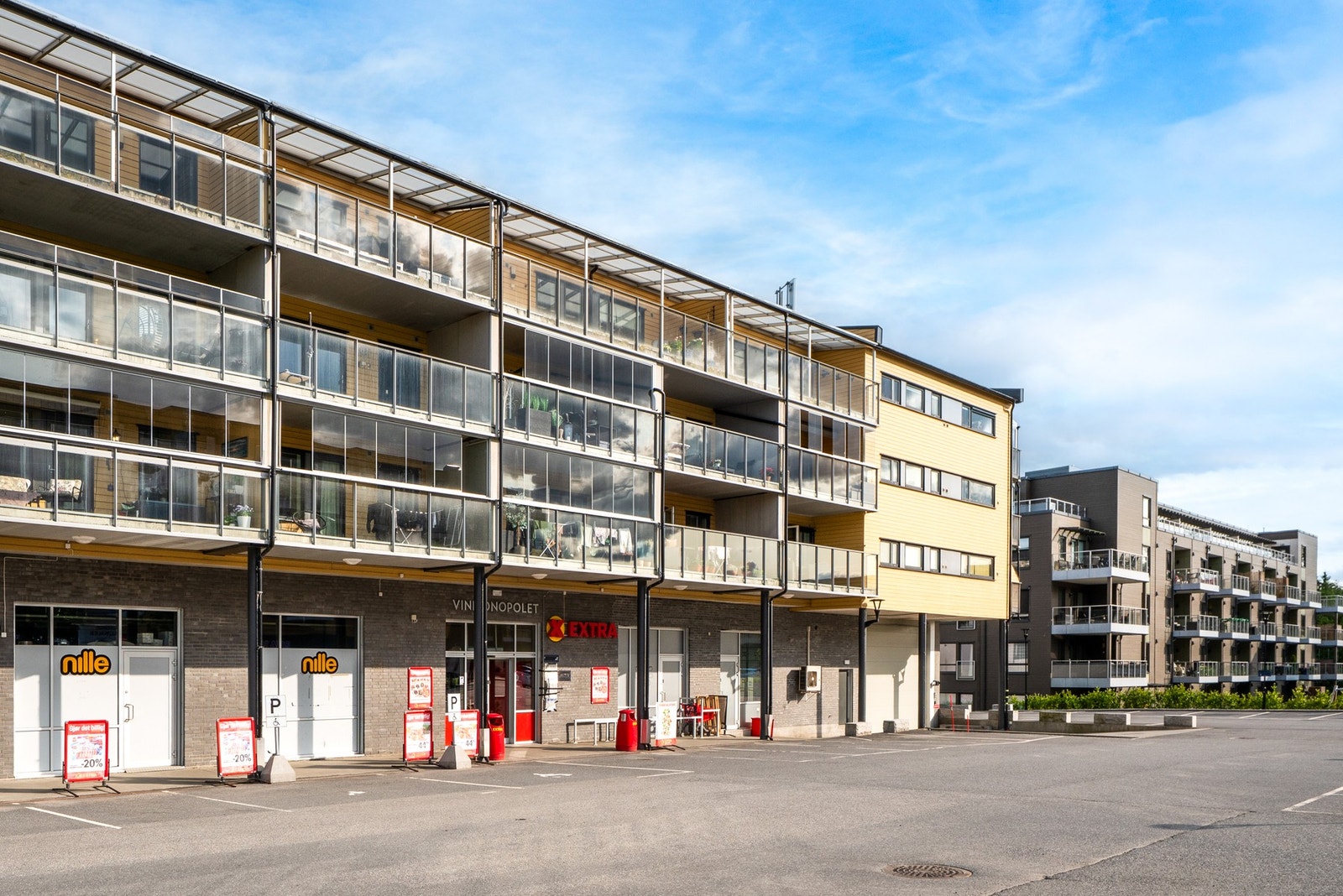 Det er kort vei fra boligen til både dagligvarer, spesialbutikker og servicetjenester, som gjør området svært praktisk og lettvint å bo i. Galleribilde