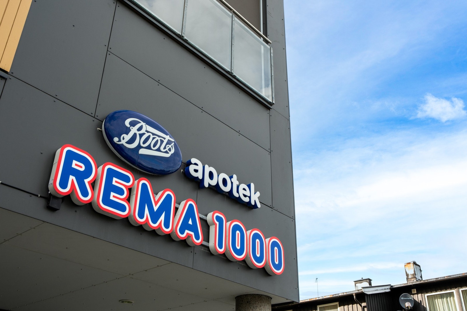 Dagligvarehandel og apotek er aldri langt unna. Innen gangavstand finner du blant annet Rema 1000 og Boots Apotek. Galleribilde