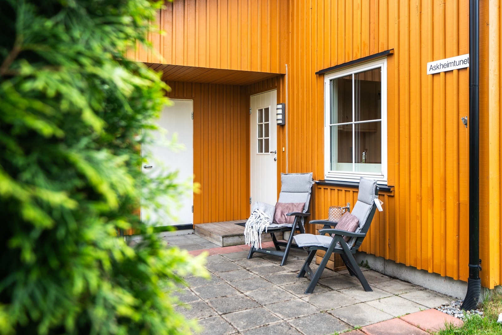 Boligen har et koselig inngangsparti med en tilhørende sportsbod på 5m² for ekstra oppbevaring. Galleribilde